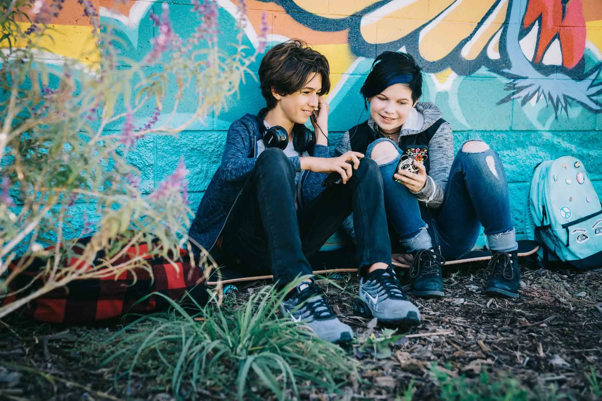 Teens-by-grafitti-wall-on-phone.jpg