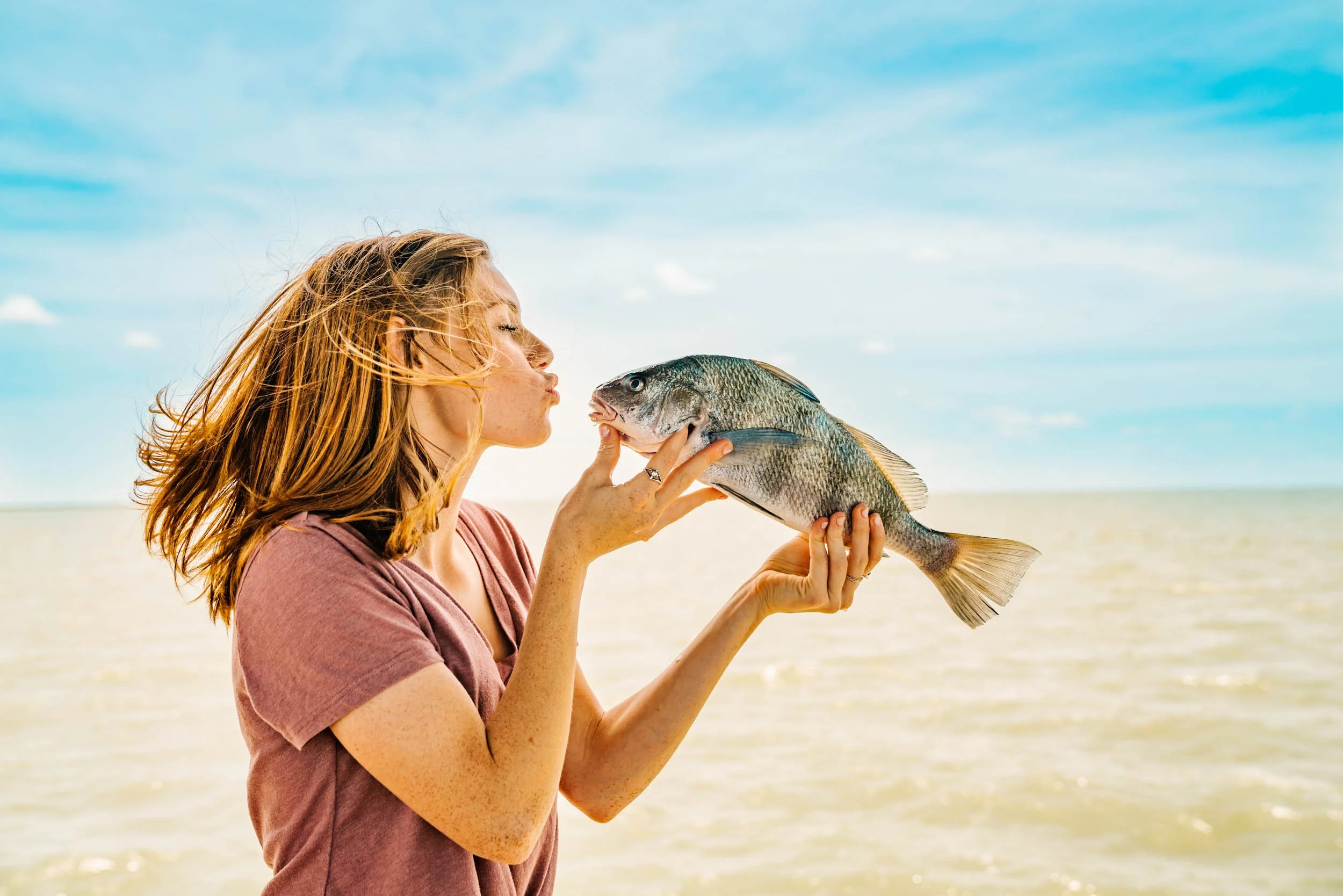 girl-pretend-kissing-fish.jpg