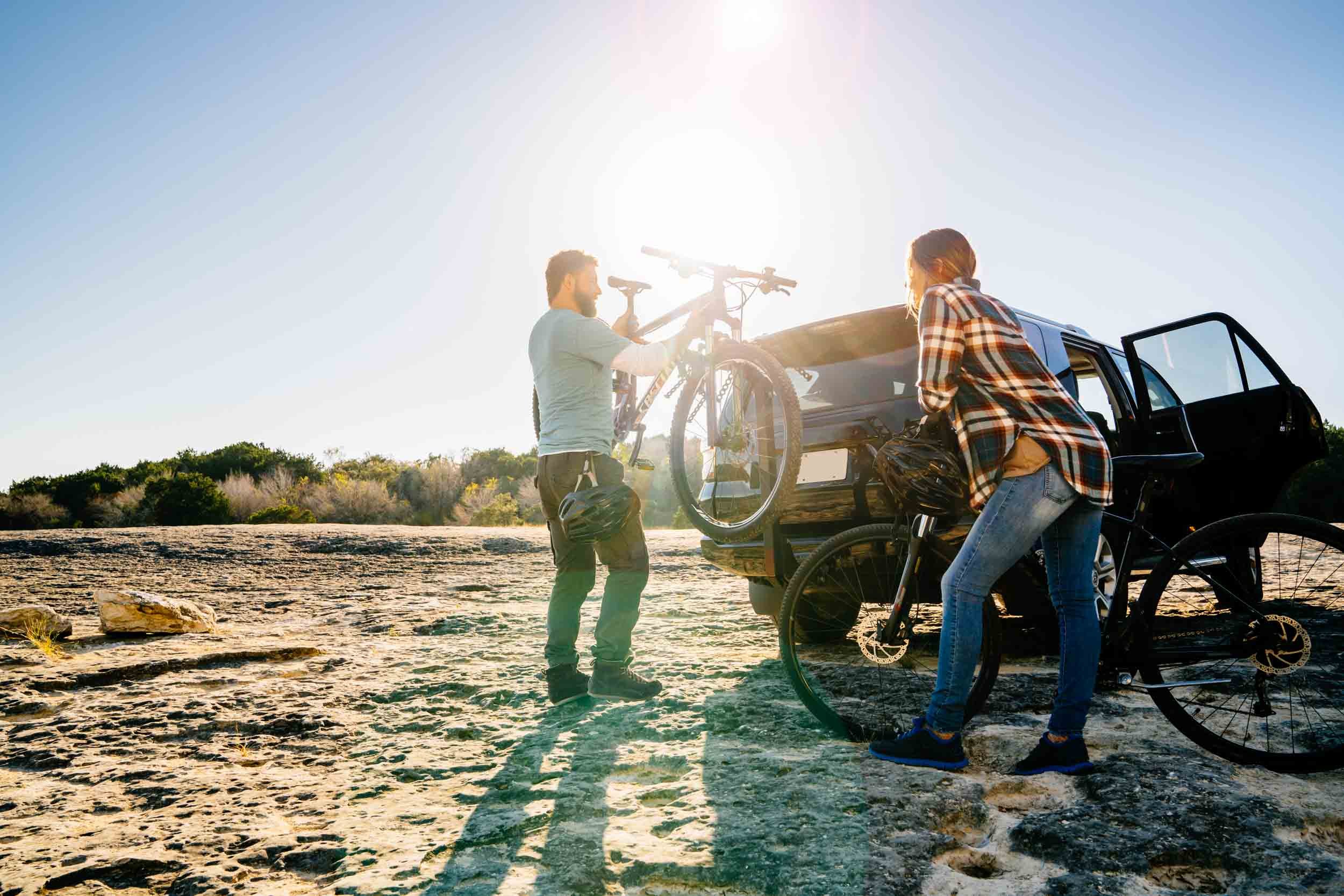 Couple-getting-bikes-off-car-rack.jpg