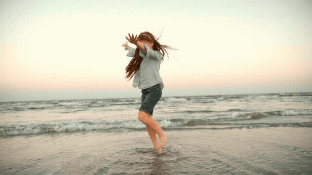 Red-Haired-Girl-On-Beach.gif