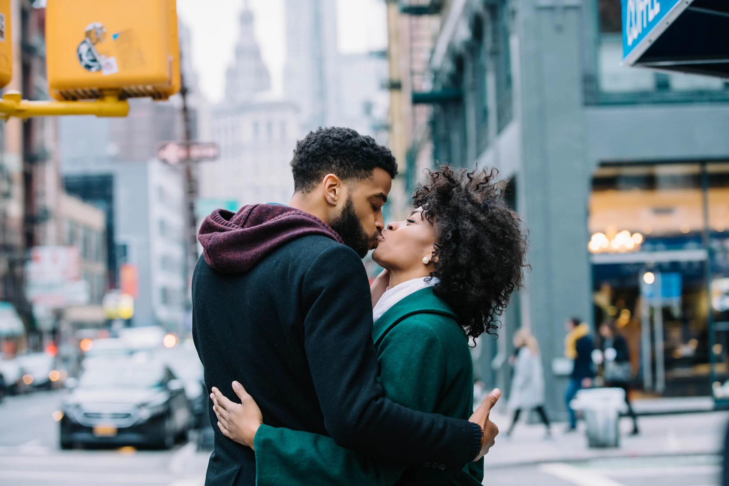 Couple-Kissing-in-New-York-Cityscape.jpg