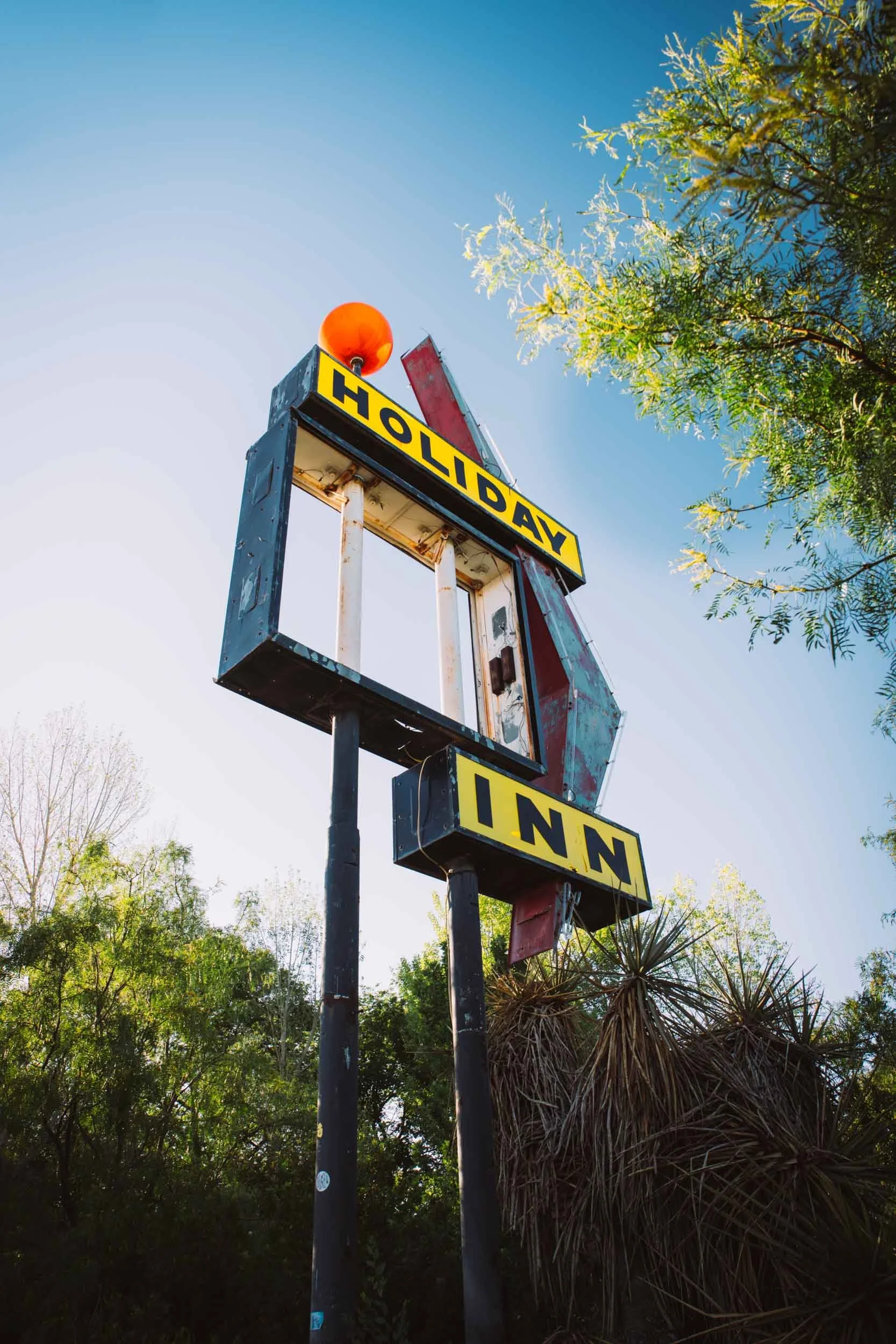Rusted-Holiday-Inn-Sign.jpg
