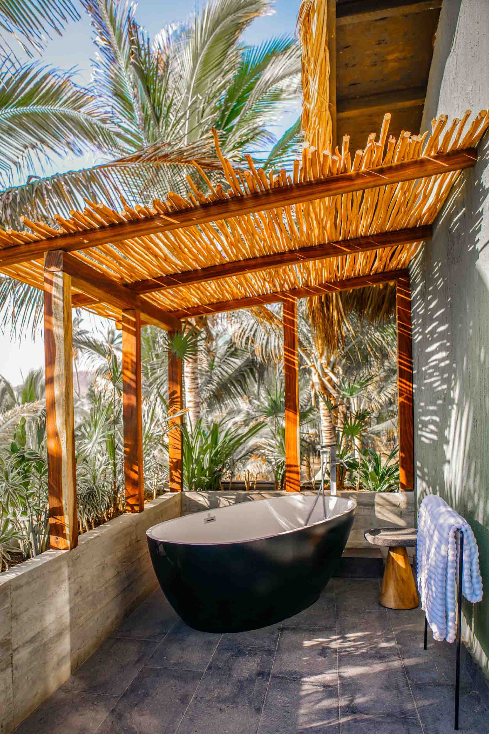 Tropical-Outdoor-Bathtub.jpg