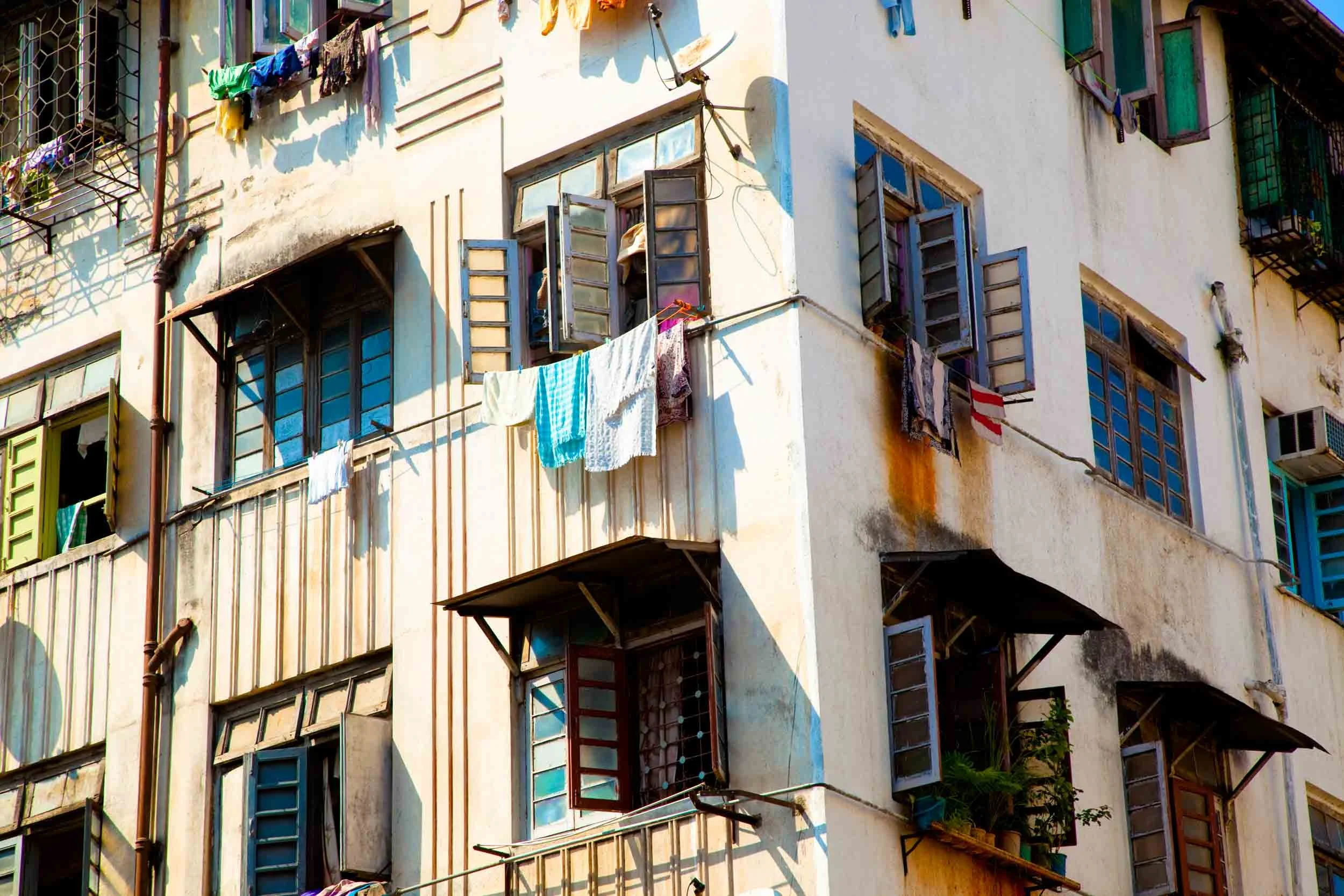 Laundry-on-Apartment-Windows.jpg