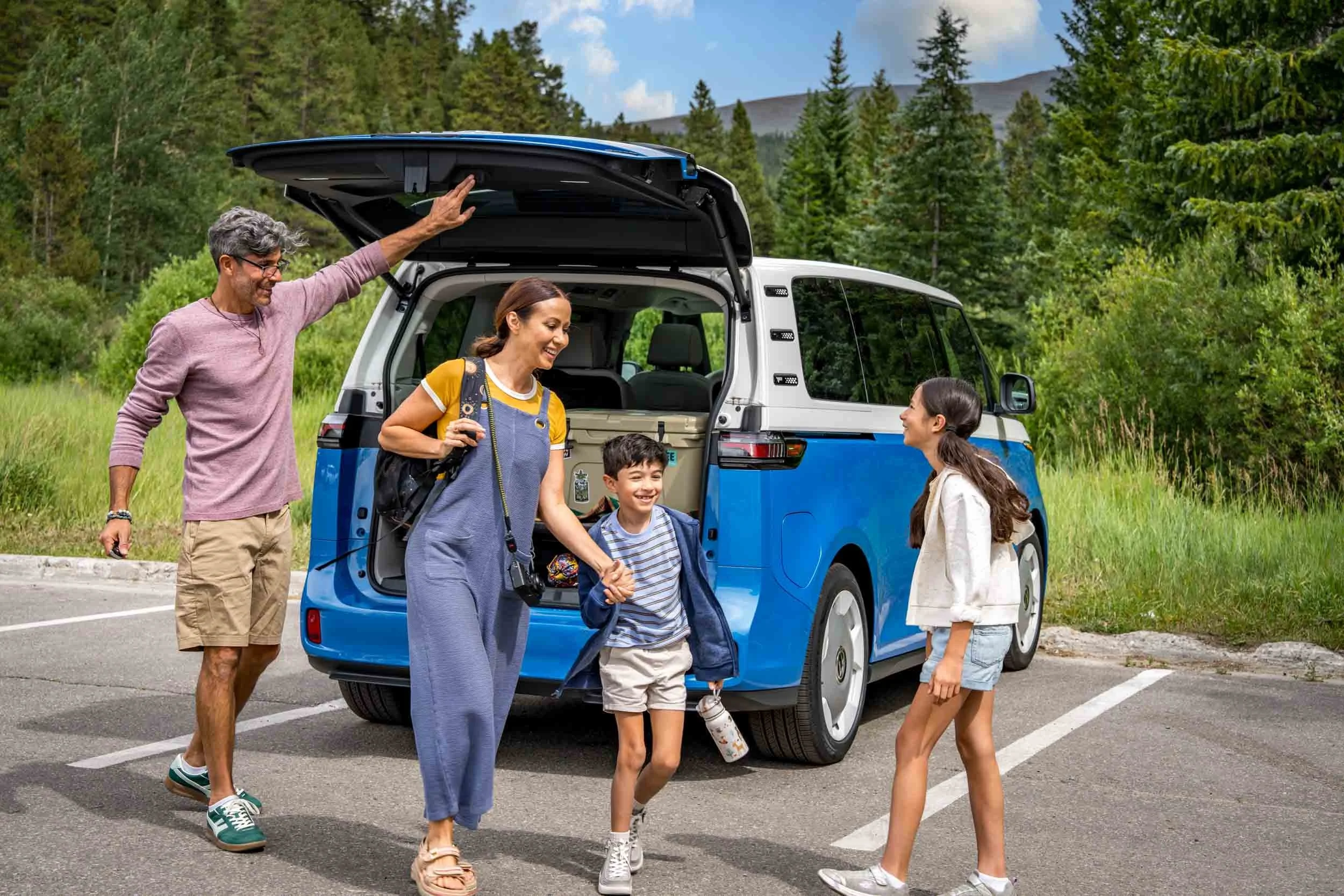 Family-Unloads-Volkswagon-ID-Buzz.jpg