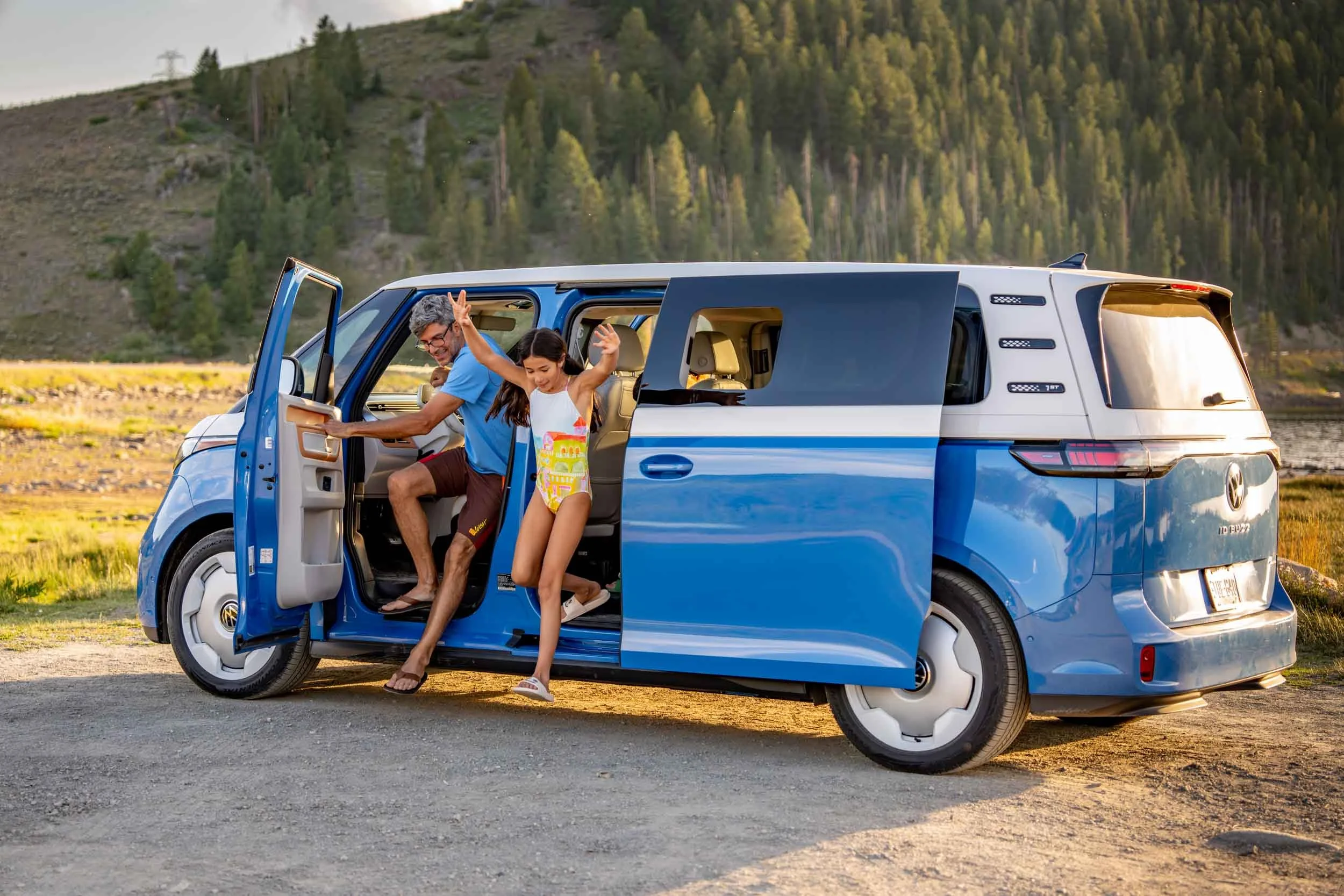 Family-Exits-Blue-Volkswagen-ID-Buzz.jpg