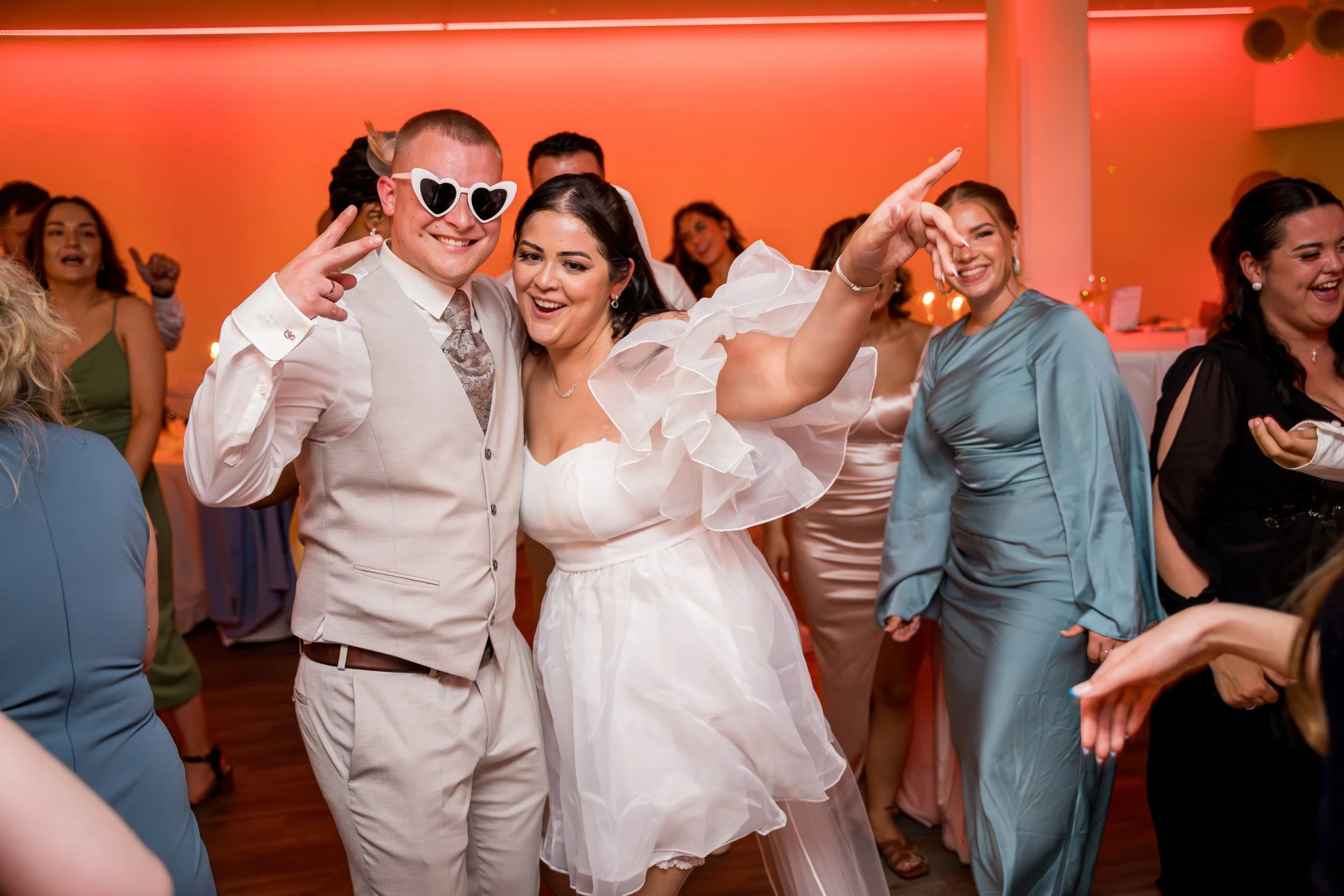 Menschen feiern auf einer Party, der Moment wirkt fröhlich und ausgelassen.