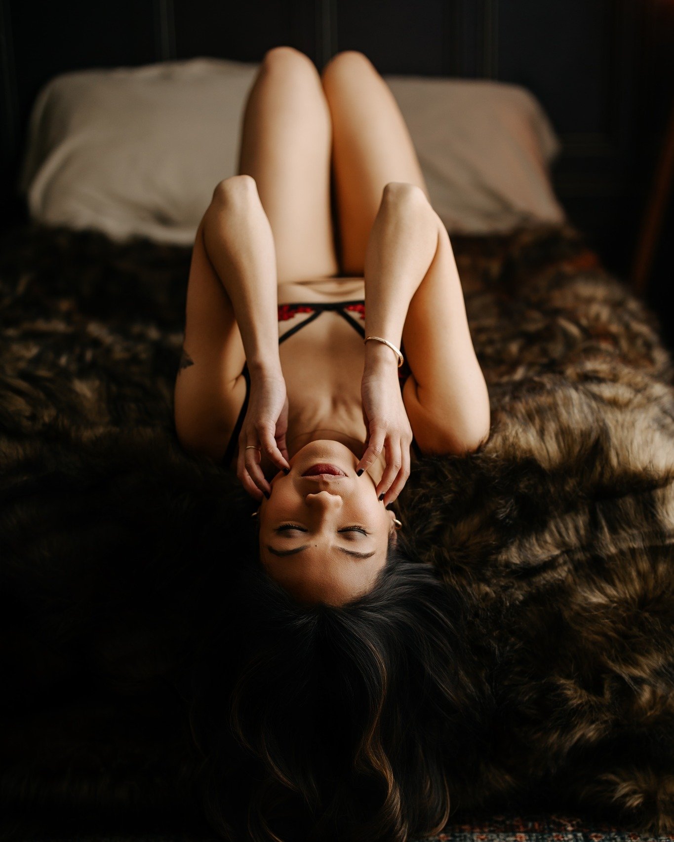 What to Expect

Nervous about boudoir? That&rsquo;s normal. Almost every woman feels that way at first &mdash; and that&rsquo;s okay. 💗
Here&rsquo;s what you actually experience:
✨ A relaxed, judgment-free session
✨ Guidance every step of the way
✨ 