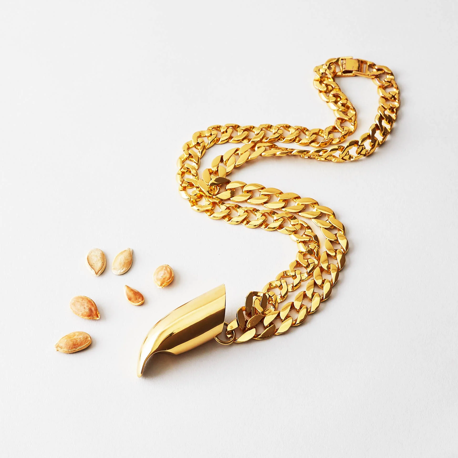 Finger soil claw on chain