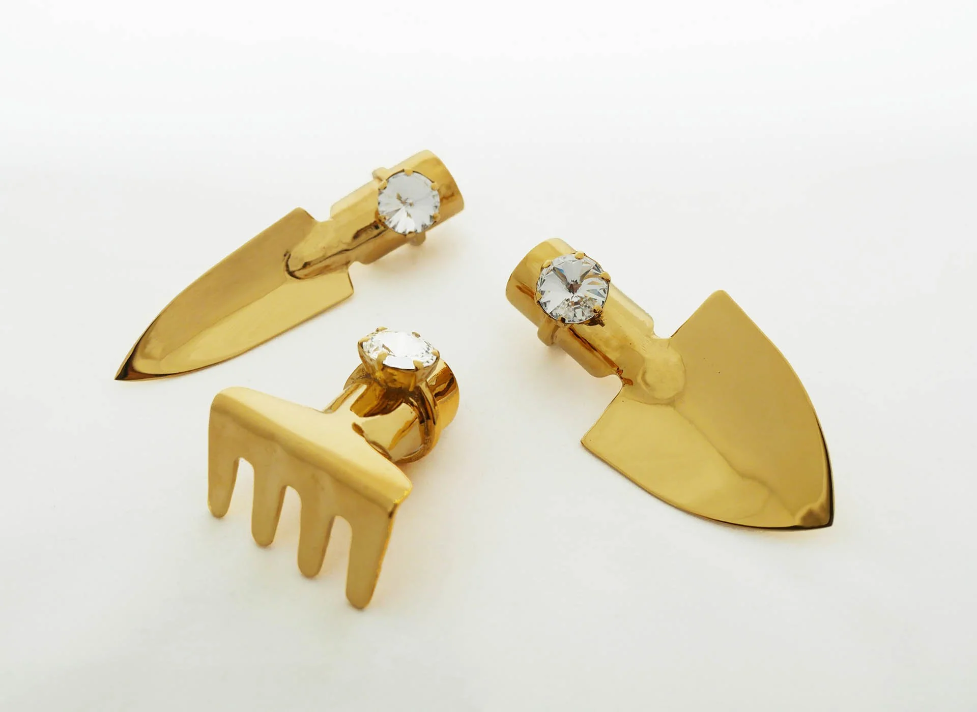 'Nail-dusters’ that can be used as a spade, rake, and shovel in urban gardening