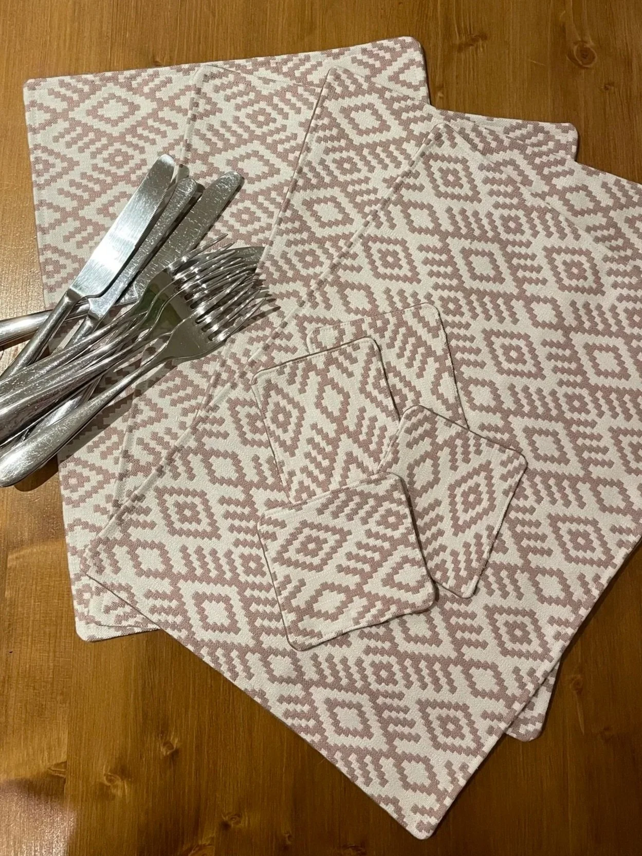 Handmade Placemat & Coaster Set – White & Rose-Gold Diamond Print