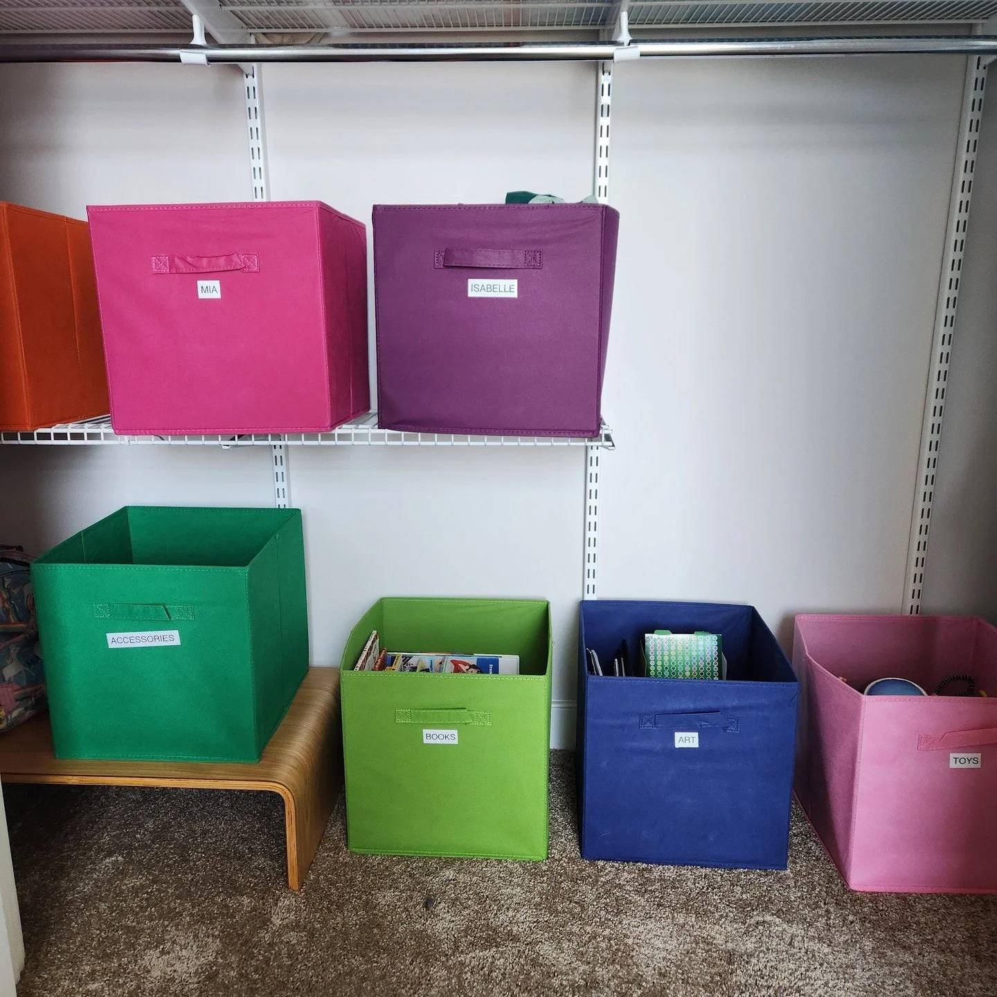 ✨ Check out this adorable kids' bedroom transformation! ✨ We brightened up the space with colorful and labeled bins to help store all their toys and goodies. It&rsquo;s not just fun but also makes cleaning up super easy! 🎉 Now the room is cozy and o