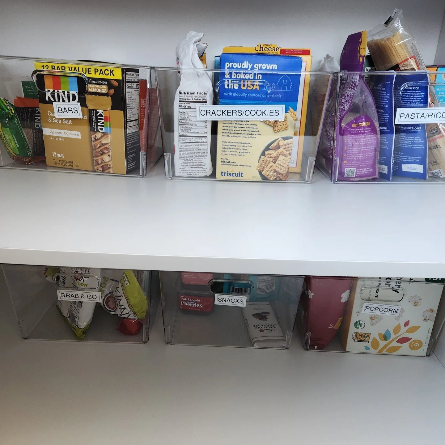 🌟 Take a look at this kitchen update! We switched things around by moving the pots and pans out of a large cabinet and creating a beautiful, organized and labeled pantry in their place. Now everything has its own spot, making it so much easier to fi