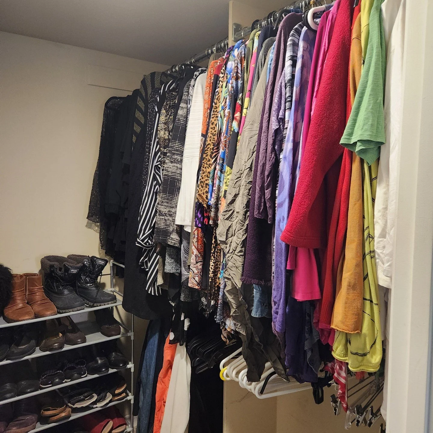 🌈 Here are the after photos of a totally transformed closet! We love the look of color-coded clothing&mdash;it makes picking out outfits in the morning so much easier and more fun. Getting dressed has never looked this good! 👚👖✨ 
#ClosetTransforma