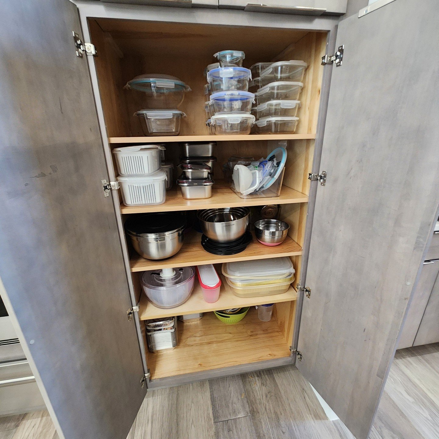 ✨ Kitchen Transformation: Pots, Food &amp; Storage Containers! ✨

We got so excited to dive into this project&hellip; we forgot to take before photos 😅 But this kitchen needed a reset!

We reorganized the pots and pans, created functional zones for 