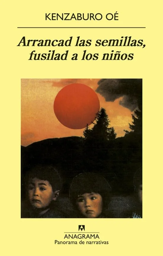 Book cover with a yellow background, title in Spanish "Arrancad las semillas, fusilad a los niños" by Kenzaburo Oe, featuring an illustration of a sunset with dark clouds, trees, and three children looking solemn.
