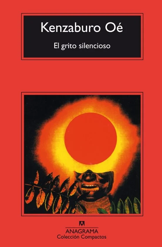 Book cover of "Kenzaburo Oé: El grito silencioso" with an illustration of a bright orange solar eclipse and a traditional Japanese mask among plants on a red background.