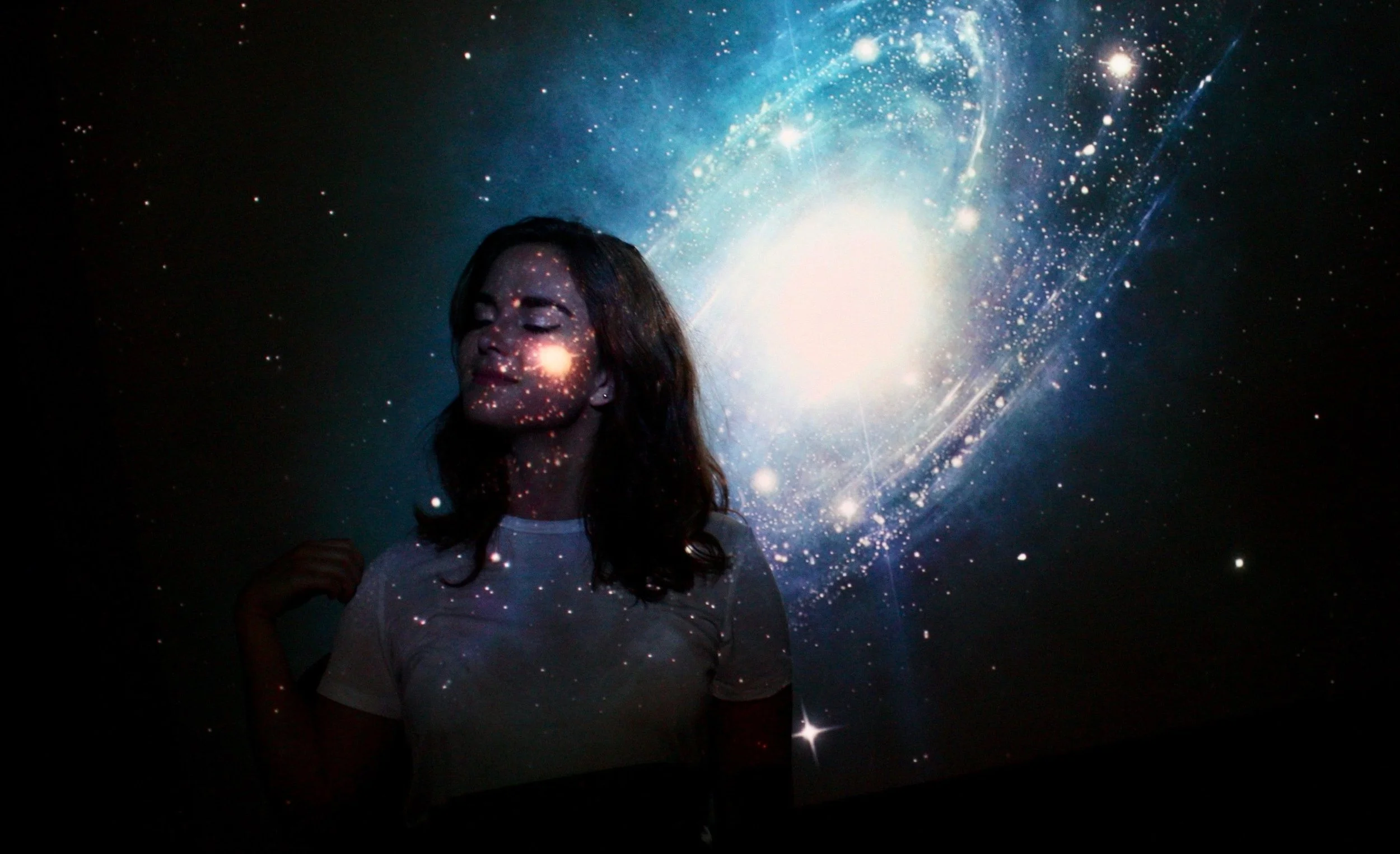 Une méditation instrumentale représentée par une femme dans un univers vibratoire luminueux évoquant le calme, la présence et le voyage intérieur.