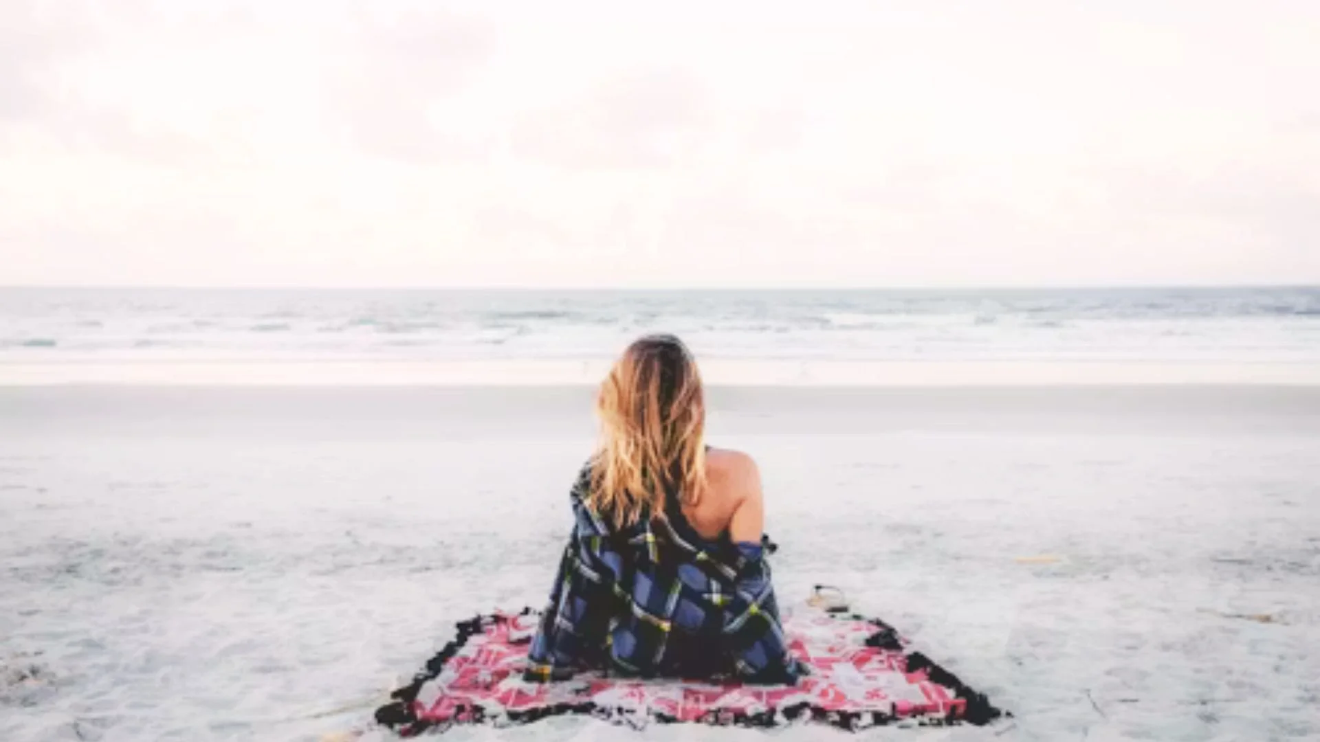 Méditation guidée pour réduire le stress, illustrée par une femme calme au bord de la mer.