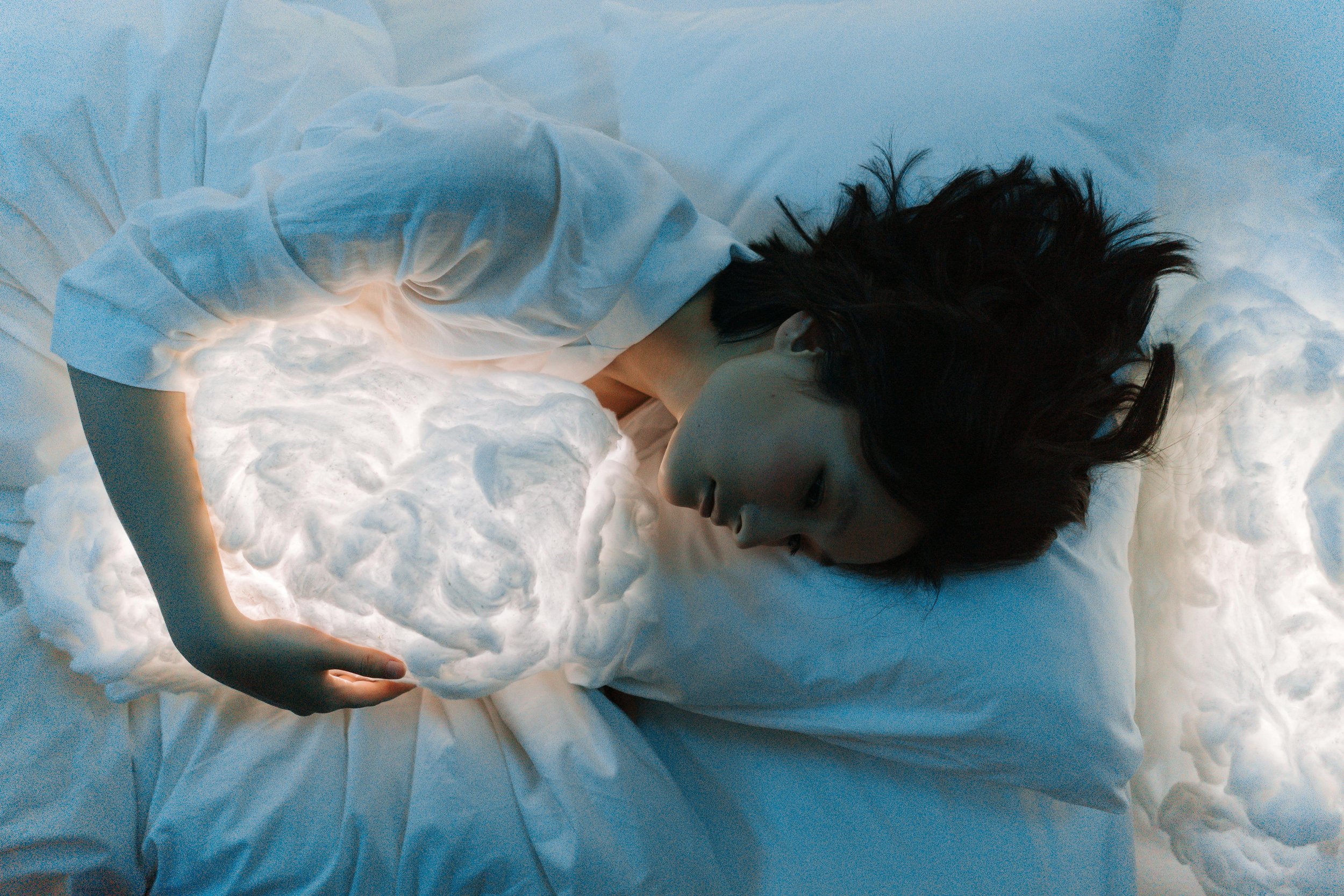 Méditation pour apaiser l’insomnie, illustrée par une femme endormie dans un ciel de nuit où les pensées s’apaisent progressivement