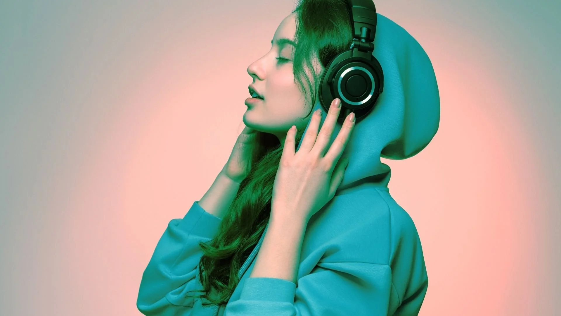 Fille de profil aux yeux fermés sur fond rose p, chandail bleu à capuchon et des écouteurs noirs, elle a une expression de béatitude, invitant à explorer la catégorie Respire Zen, pour des méditations axées sur des techniques de respirations variées.