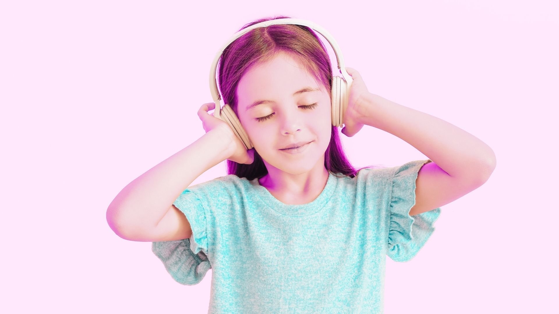 Petite fille aux yeux fermés, sourire aux lèvres et écouteurs, sur un fond lilas pastel, illustrant la catégorie Petit et Zen avec des méditations imaginatives et ludiques pour enfants.
