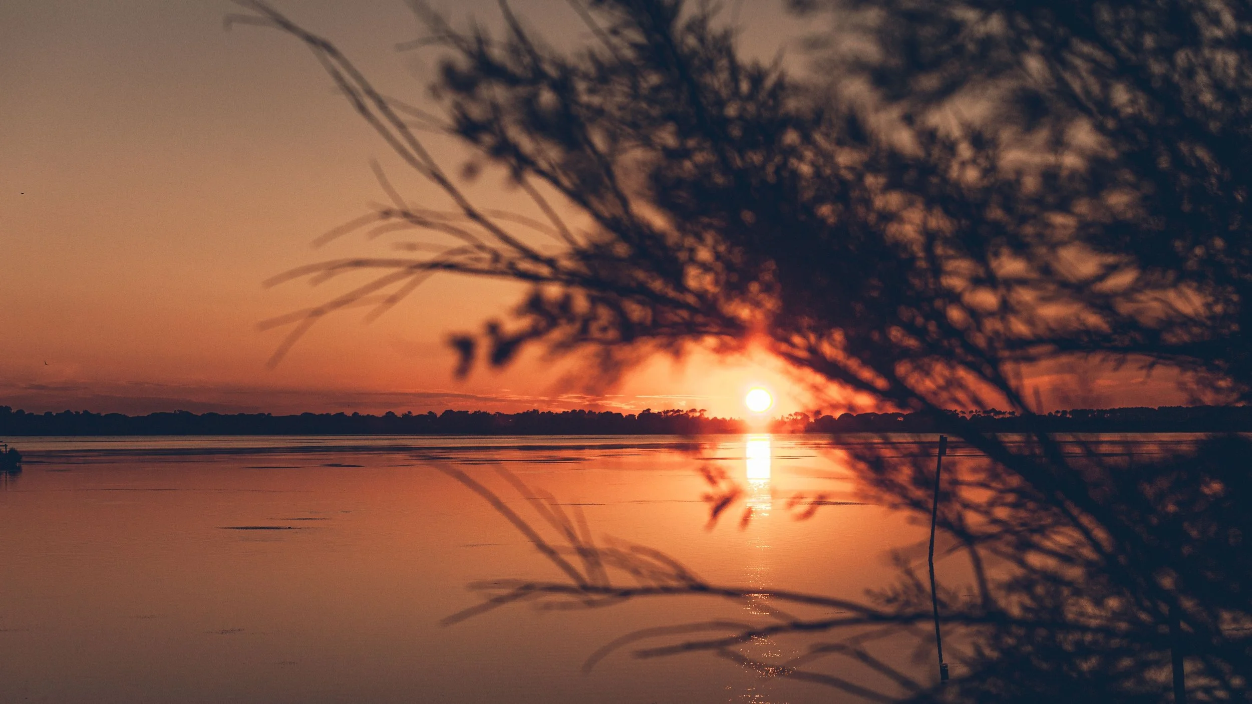 Magnifique couché de soleil de teintes orangées qui illustre une méditation à faire le soir pour bien terminer la journée.