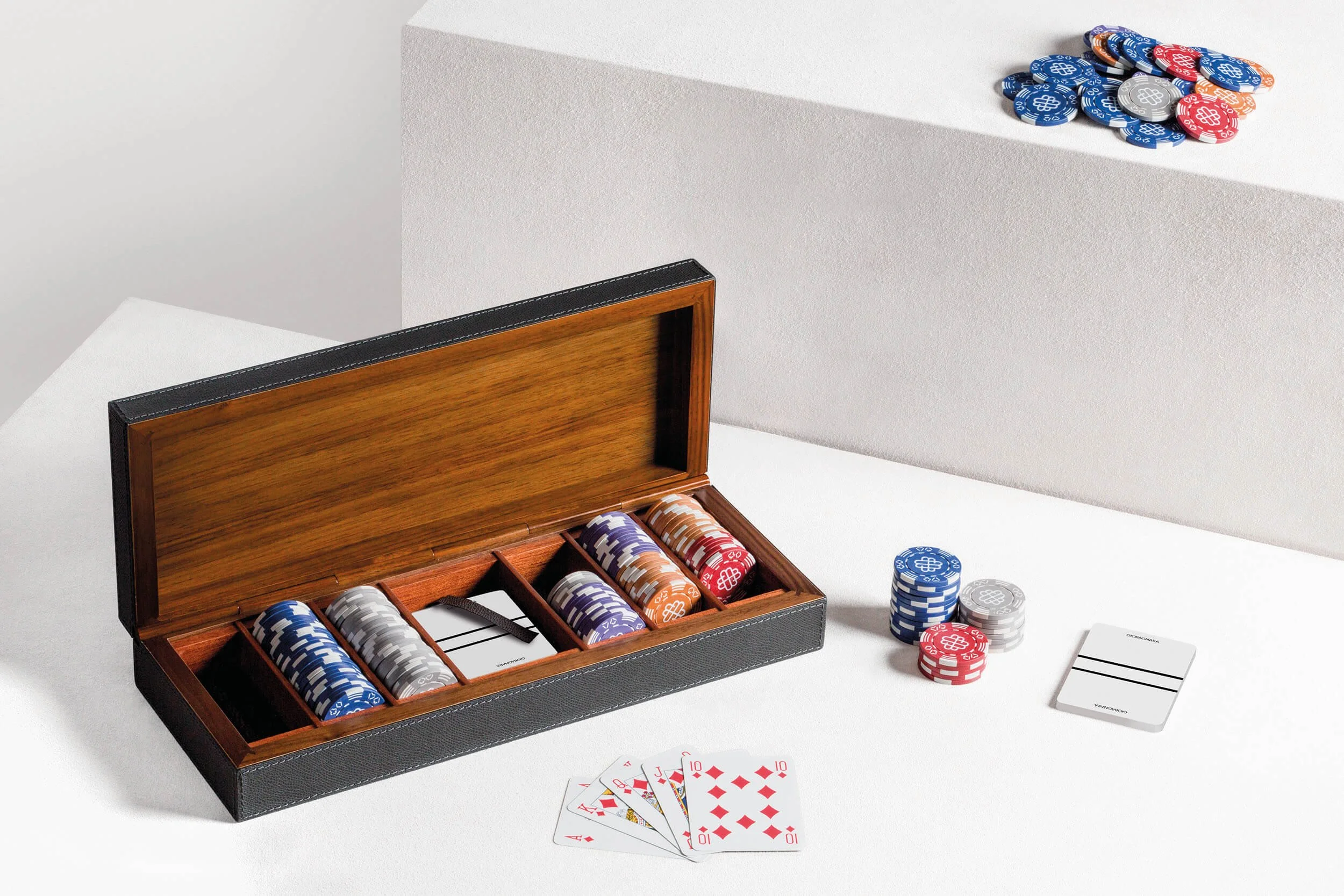 Giobagnara_GAMESandSMOKING_Poker case_LIFESTYLE 01.jpg