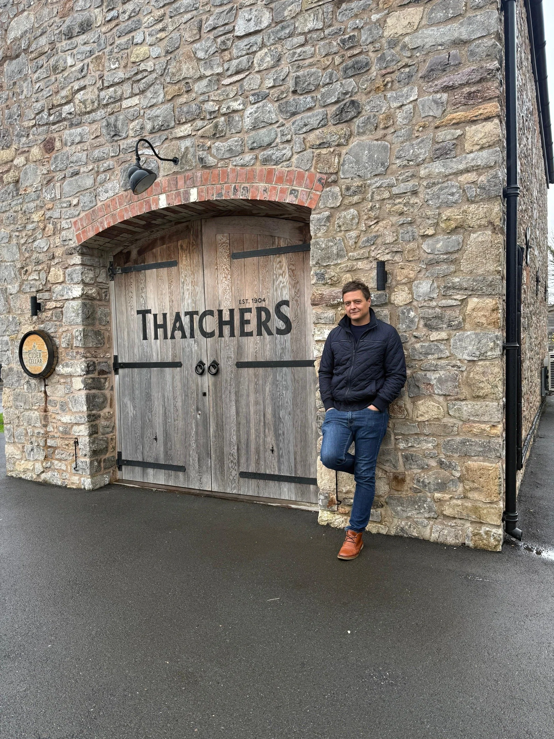 Majitel True & Tasty Cider stojící před cidererií v Británii