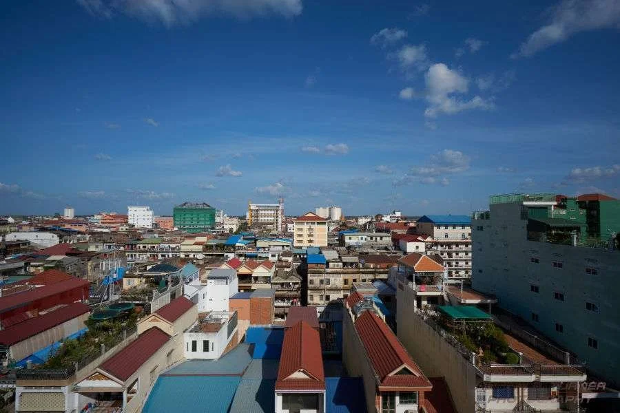 #709. Travel and Street Photography in Phnom Penh: keep your distance