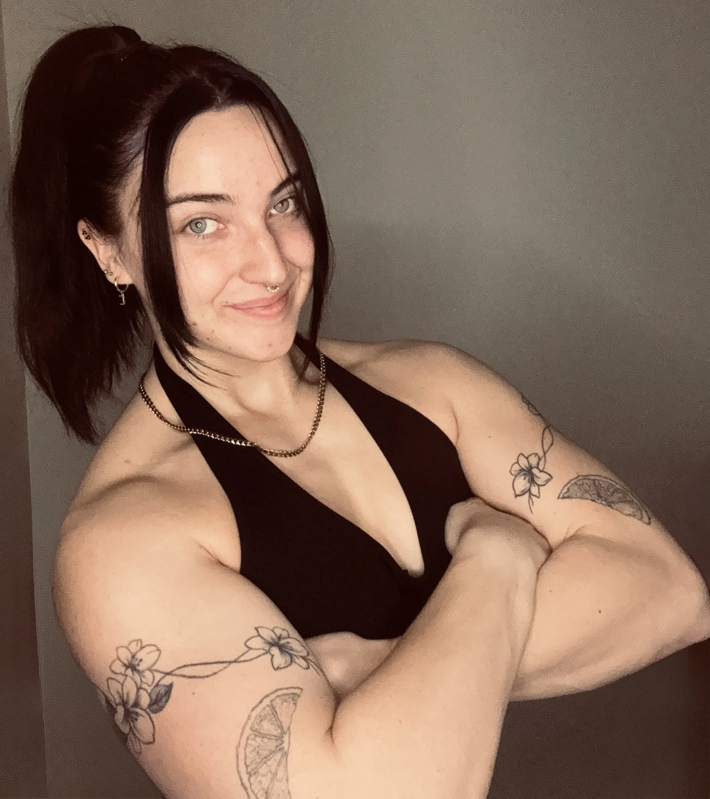 Kylie Dawley, personal trainer, does a arms crossed pose facing the camera for the our team section of KD coaching website to show and describe bodybuilding beneits