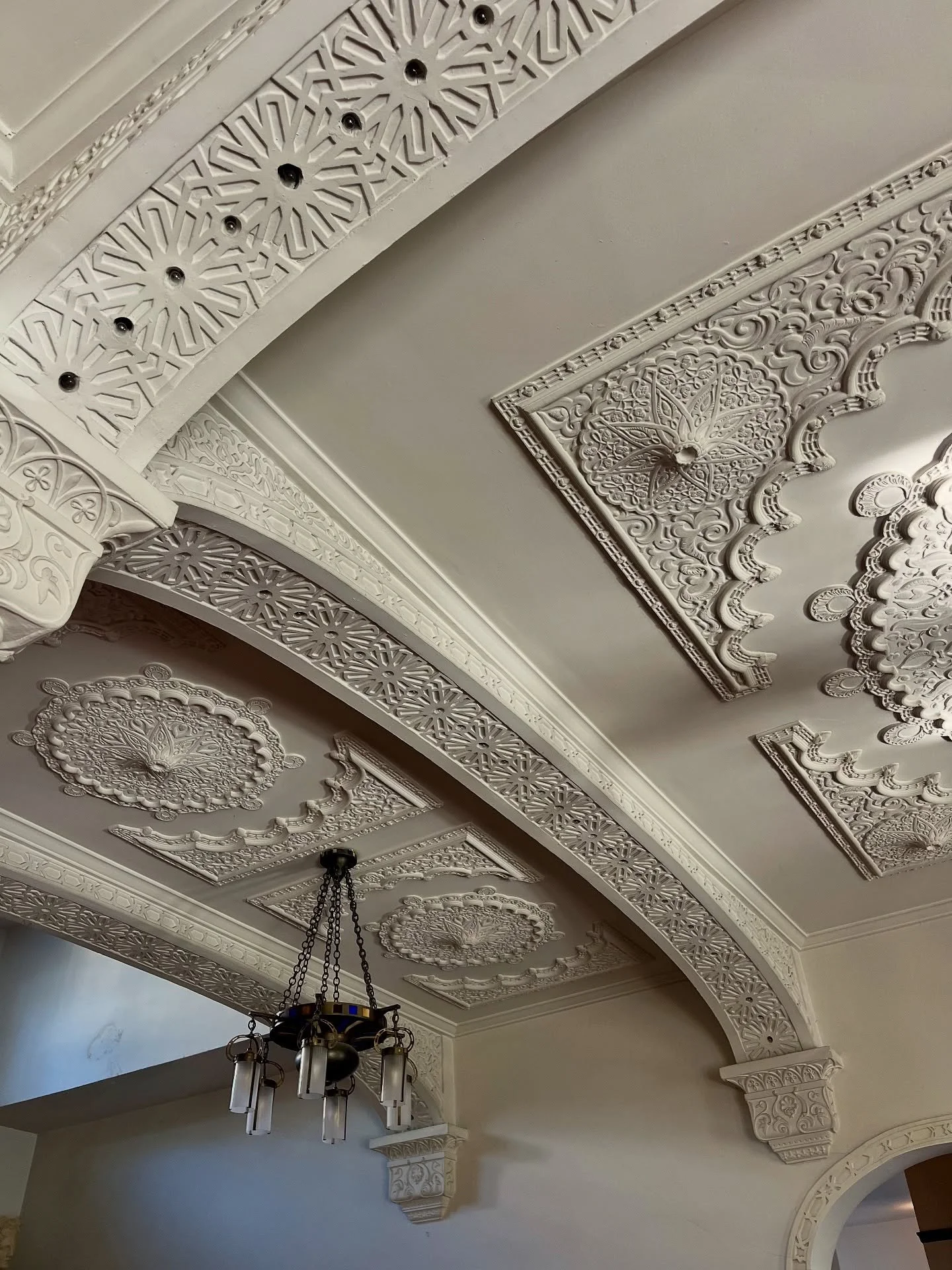 Santa Cruz is so lucky to have a building with such well-preserved architectural detail. Swipe for a gasp-worthy surprise! 💡

Piedmont Court, built in 1912.

#santacruzdesign #piedmontcourt #moorisharchitecture #missionrevival