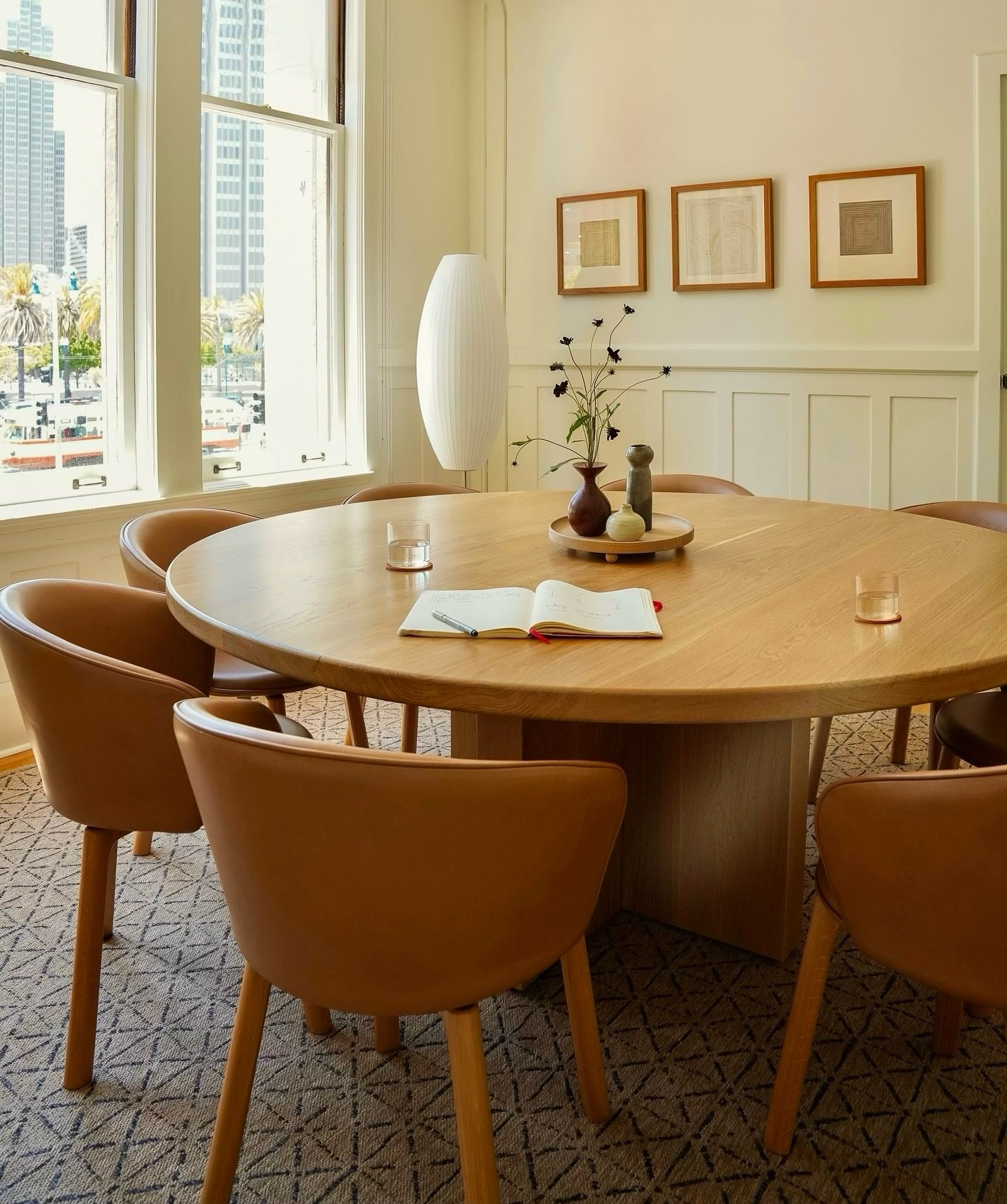 Warm and bright in our Ferry Building project conference room. It&rsquo;s a dream to get to incorporate some of our favorite artists and craftspeople! 

Photo by @queen_spatula 

#vievestudio #officedesign #interiordesign #historicbuilding #sanfranci