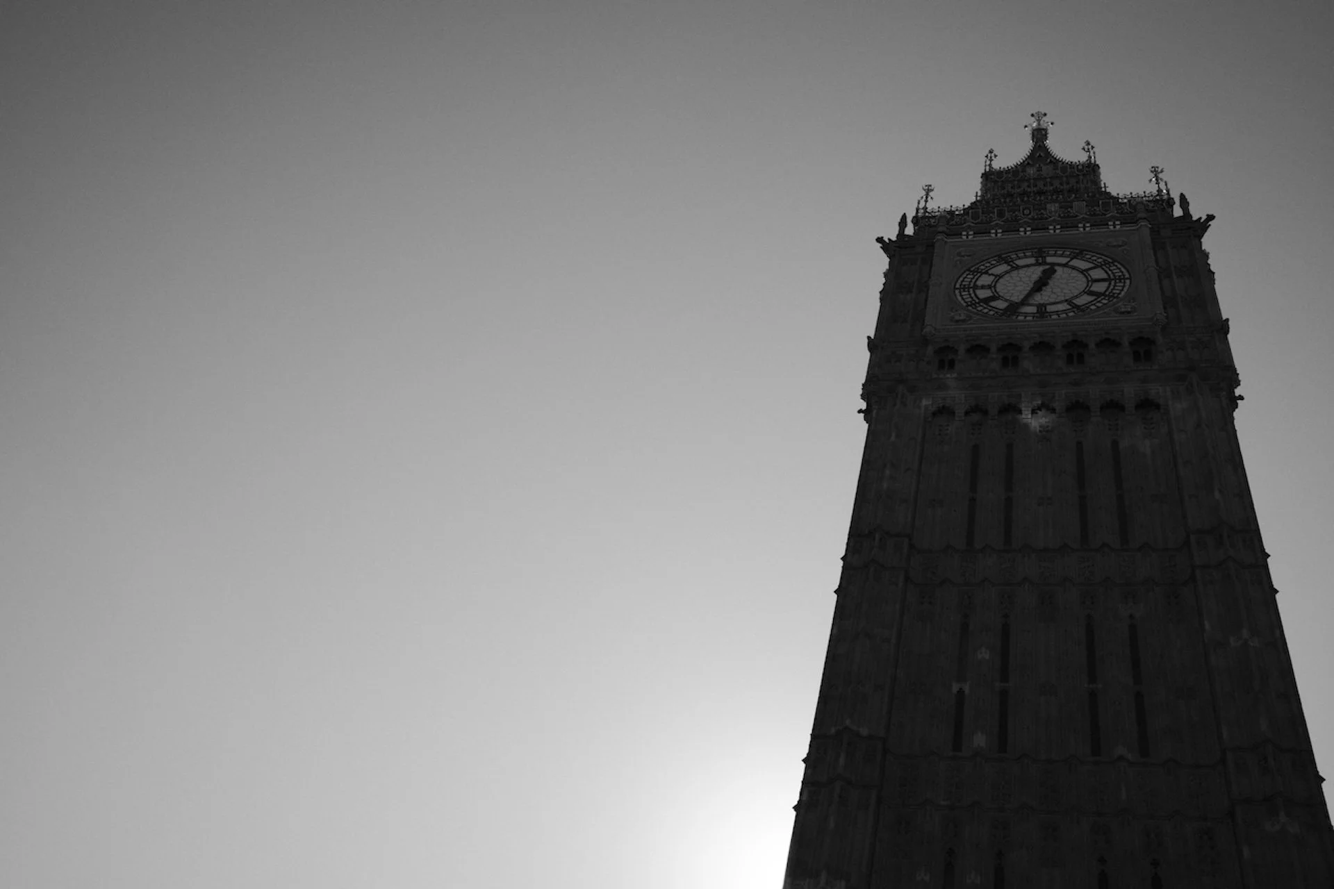 Black and white photo of Big Ben clock tower in London, with clear sky background.