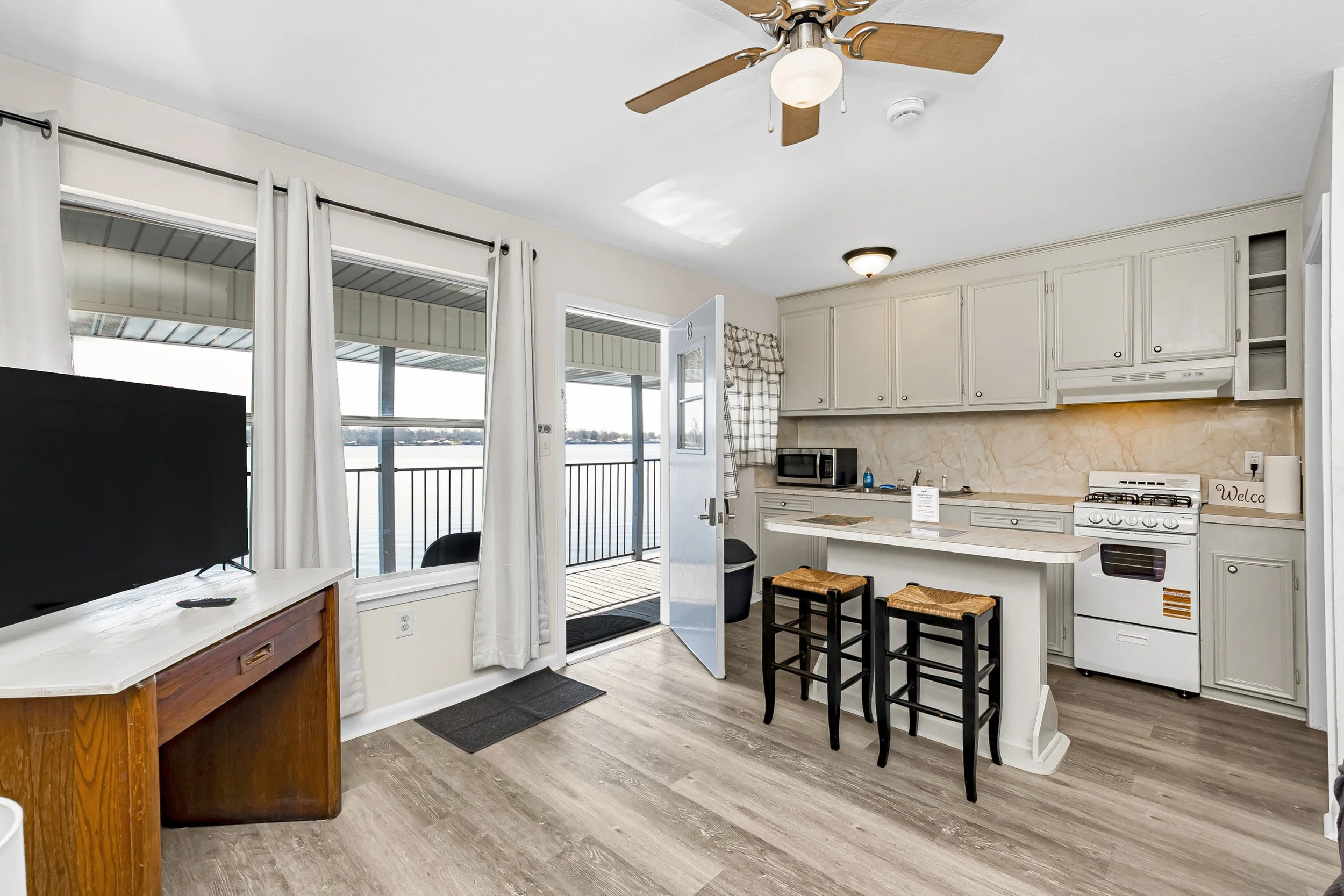 Room 13 | Waterfront Suite