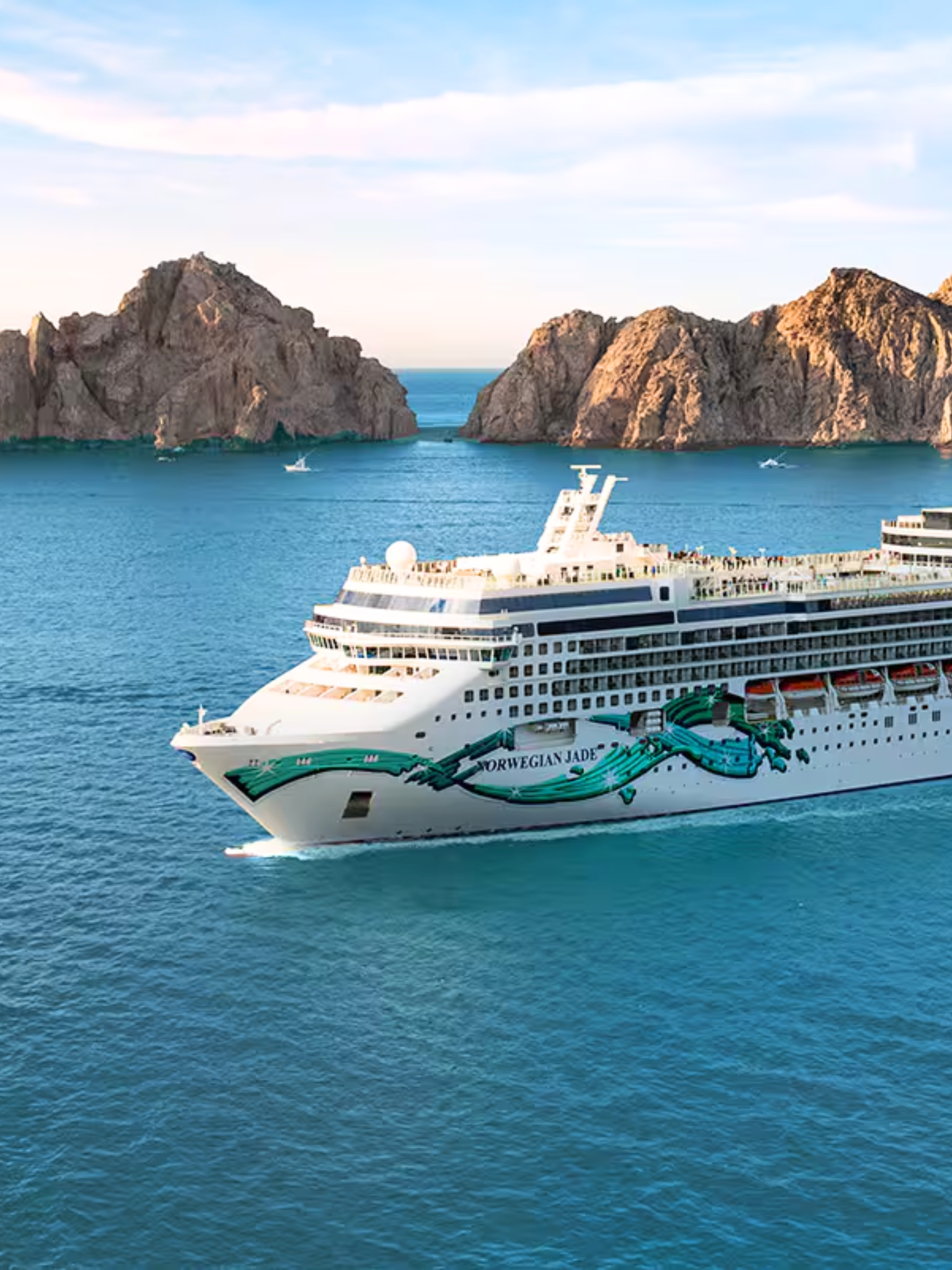 Crucero en el mar cerca de acantilados de roca.
