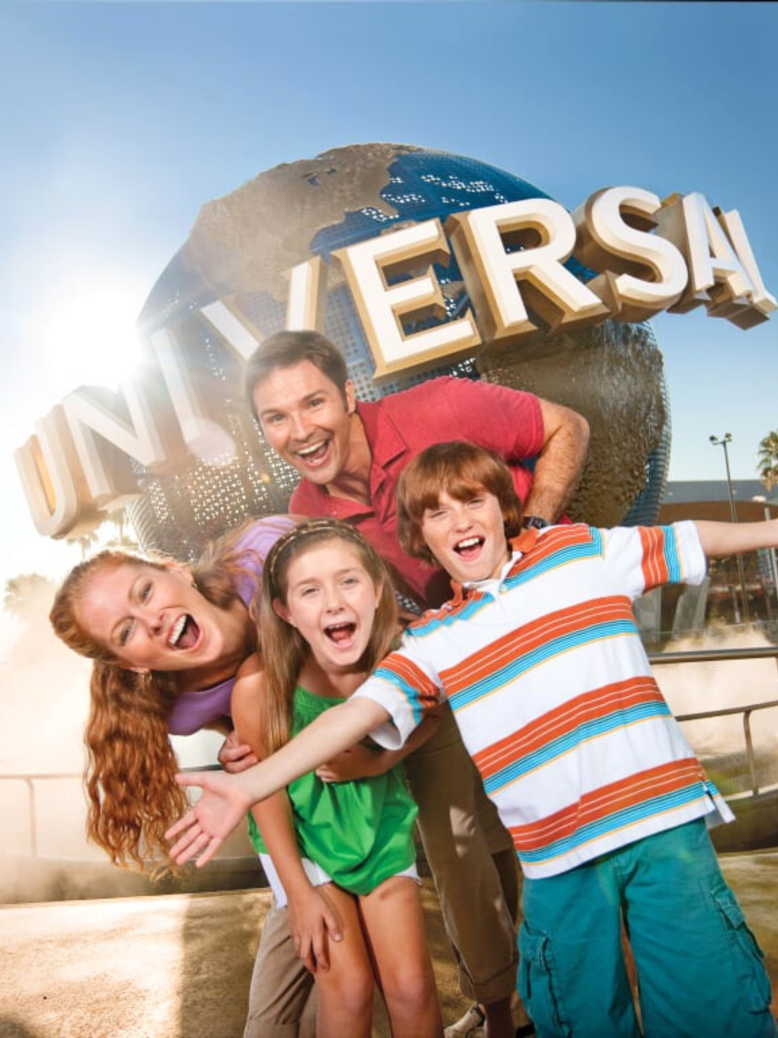 Grupo de personas disfrutando en Universal Studios con el globo de globe de Universal Studios al fondo.