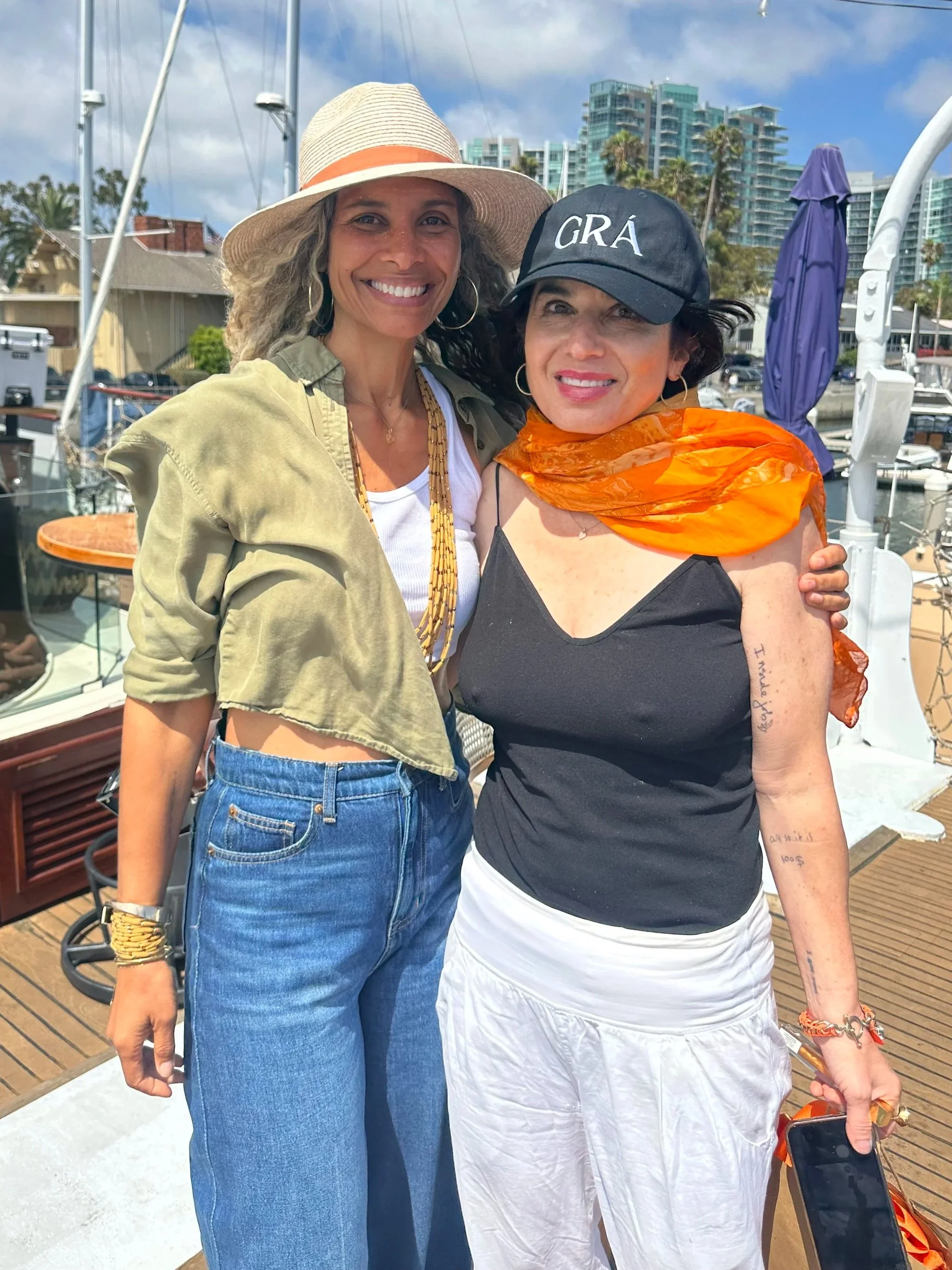 Koa Warren with Jen Pastiloff wearing black classic GRÁ cap