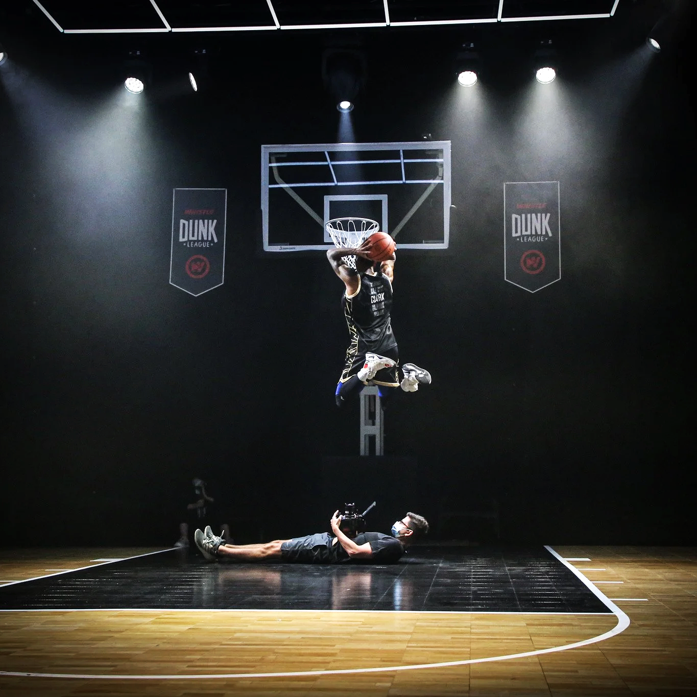 A BTS still of Luke Versalko from flying Kiwi, filming a basketball player dunk over the top of him, while on set in NYC for Dunk League with Whistle Sports. Filmed using a RED camera, with Zeiss Prime lenses. Directing by Mike Greenberg of Mocolab.