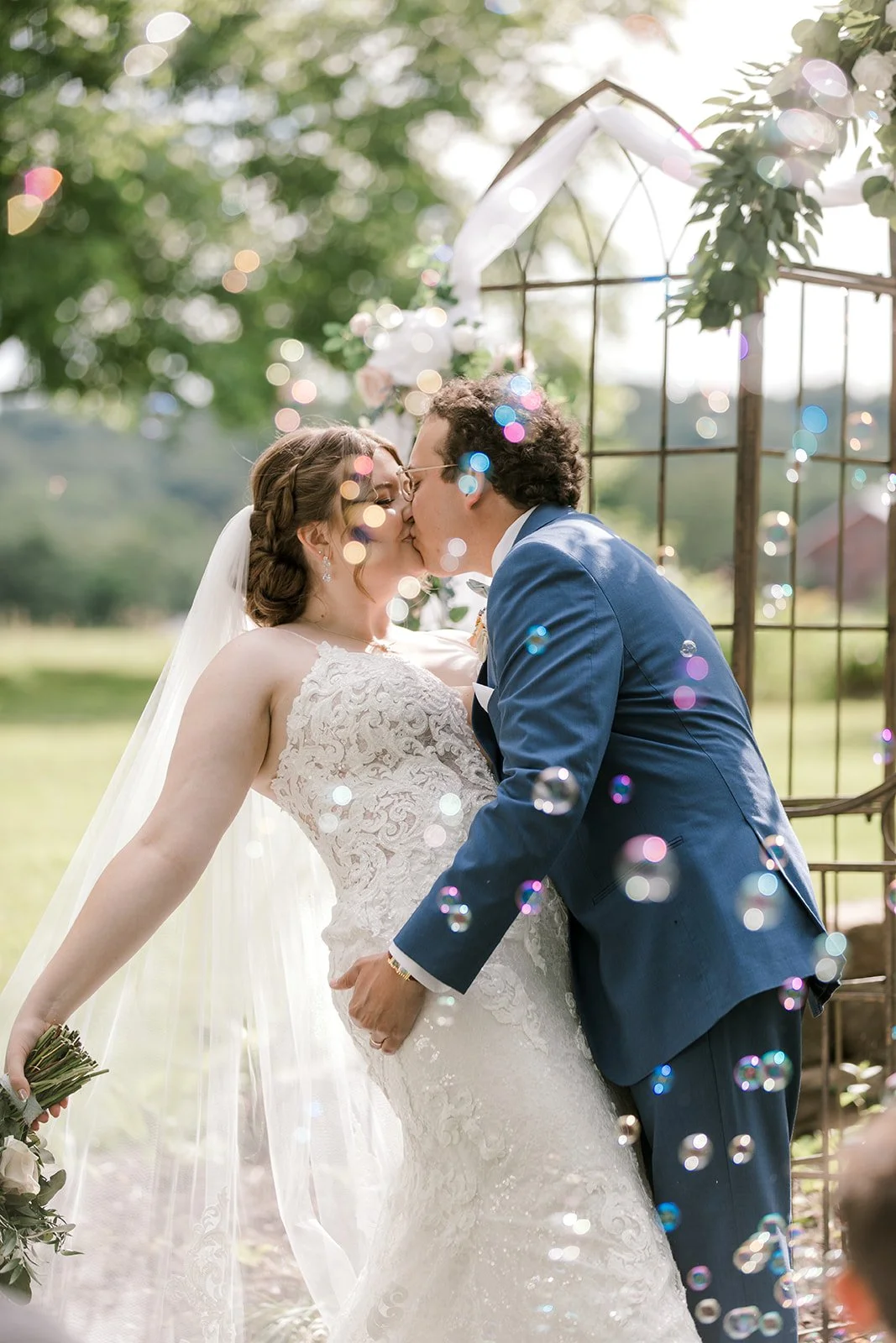 A Charming Gish Barn Wedding: Hannah &amp; Bradon’s Relaxed and Joyful Summer Celebration