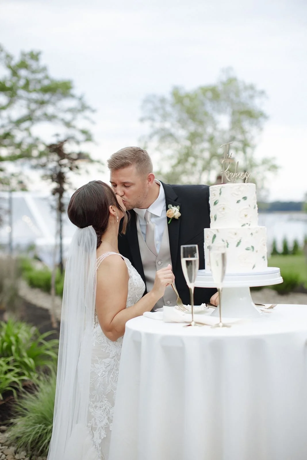 Tudor-House-at-Mason's-Cove-Wedding-cake-cutting.jpg