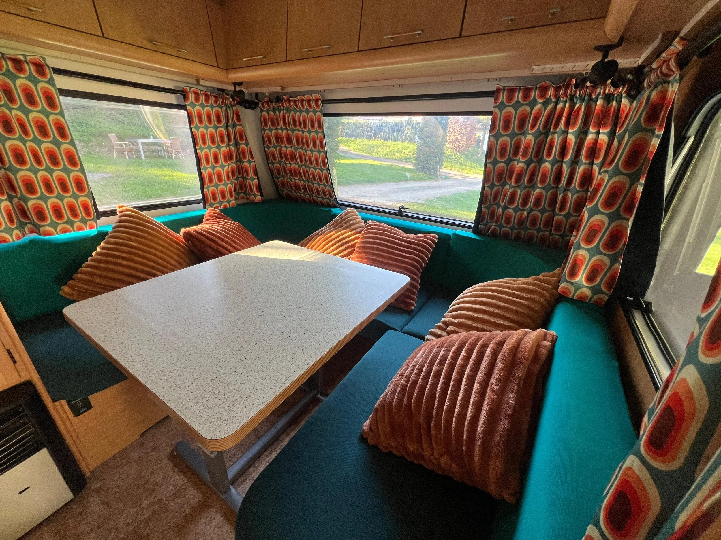 Mietwohnwagen-Theo-Sitzecke 