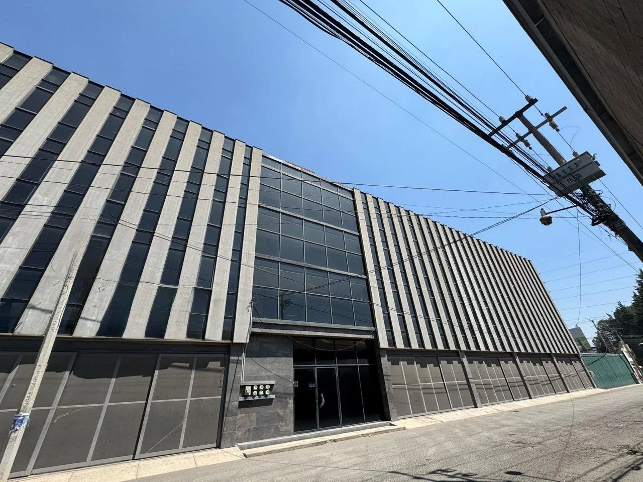 Renta de edificio para oficinas o almacenamiento por pisos