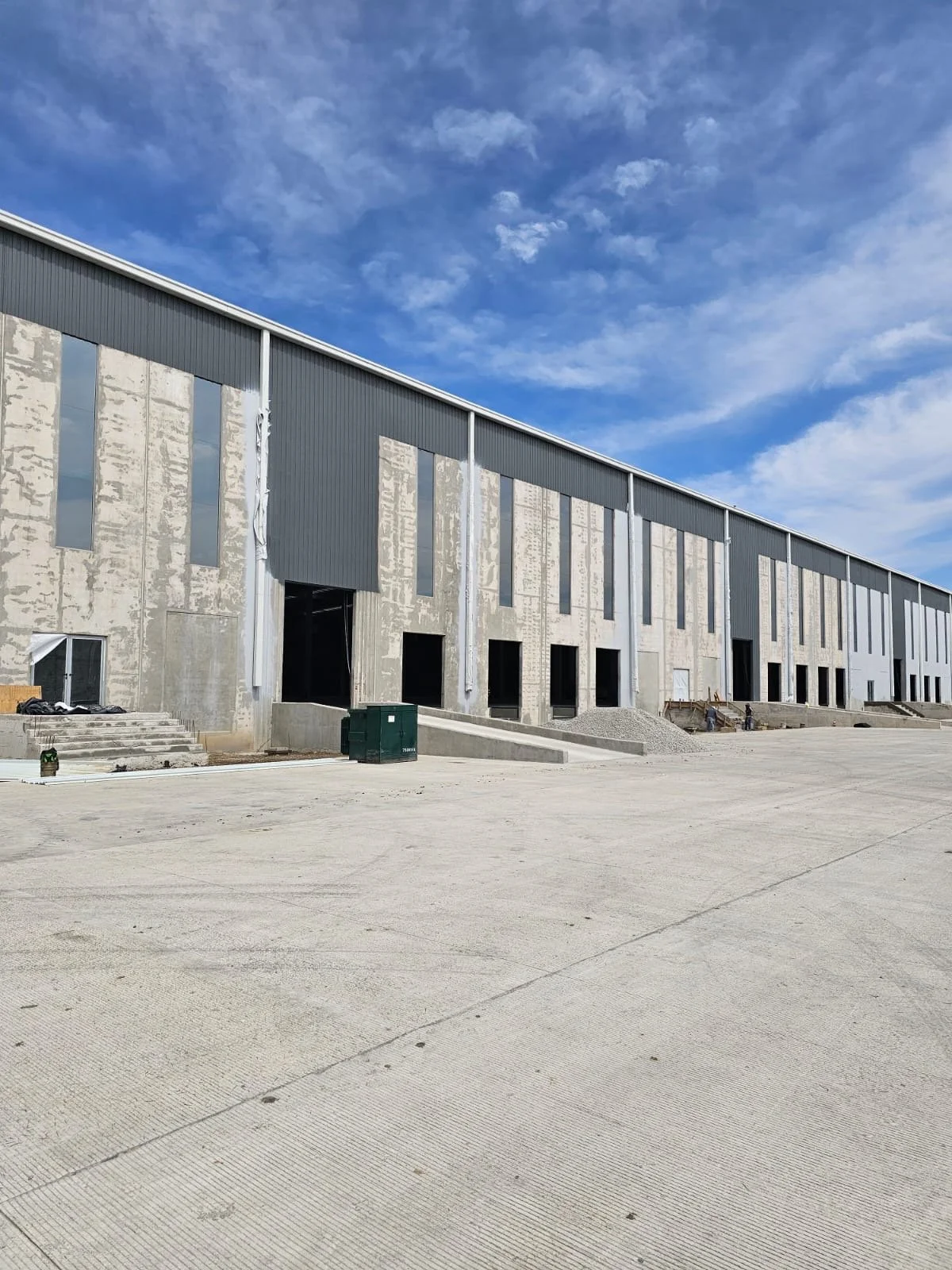 Bodegas por Aeropuerto sobre Av. principal