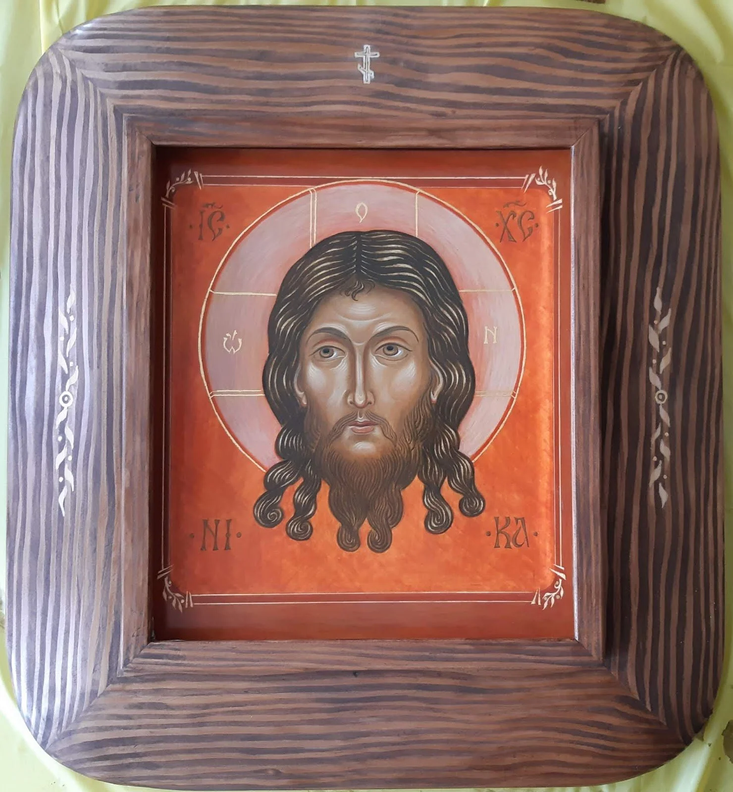 2019 - Diptych Part 2 - Mandylion
31 x 26 cm
Materials: Wooden panels, mineral pigments, egg tempera, and genuine gold leaves. Hand-made shadow box.