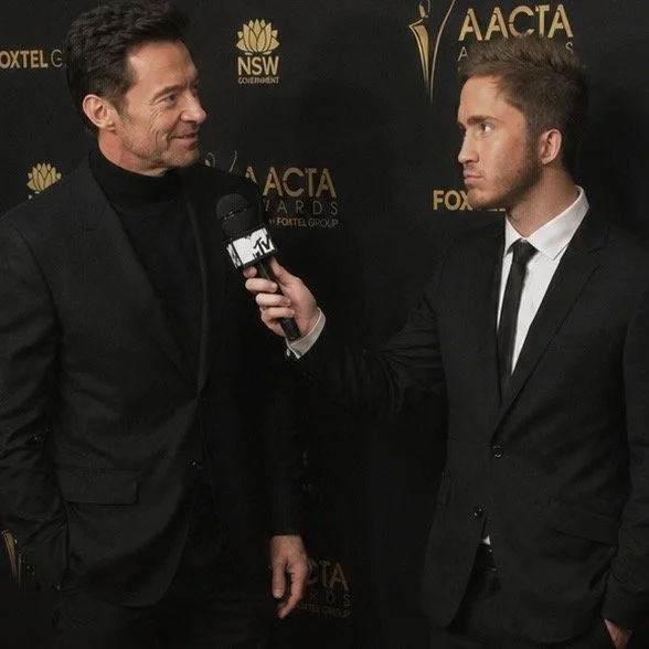 Jake Gablonski interviews actor on red carpet