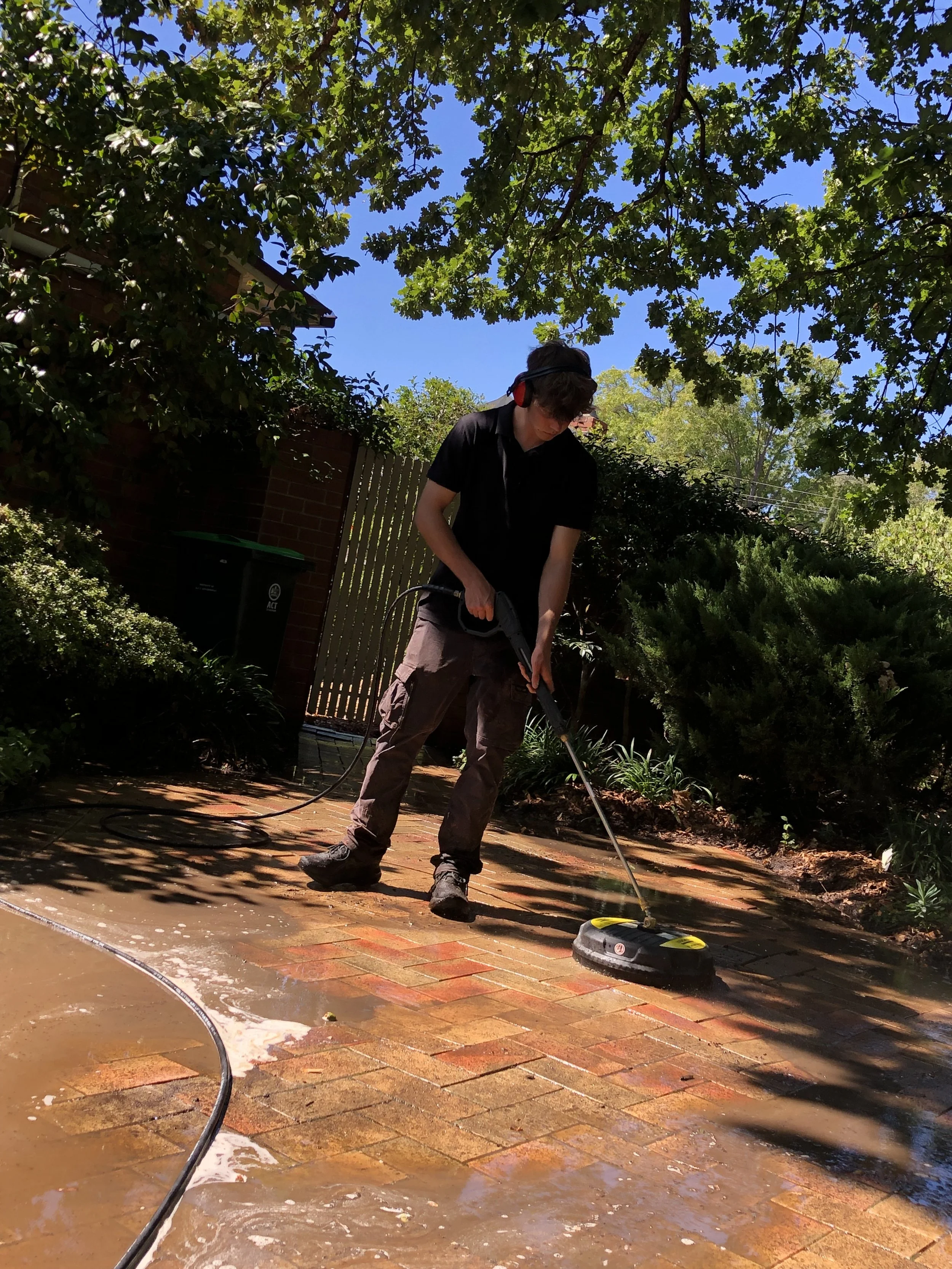 Pressure washing in canberra to make dirty bricks look brand new