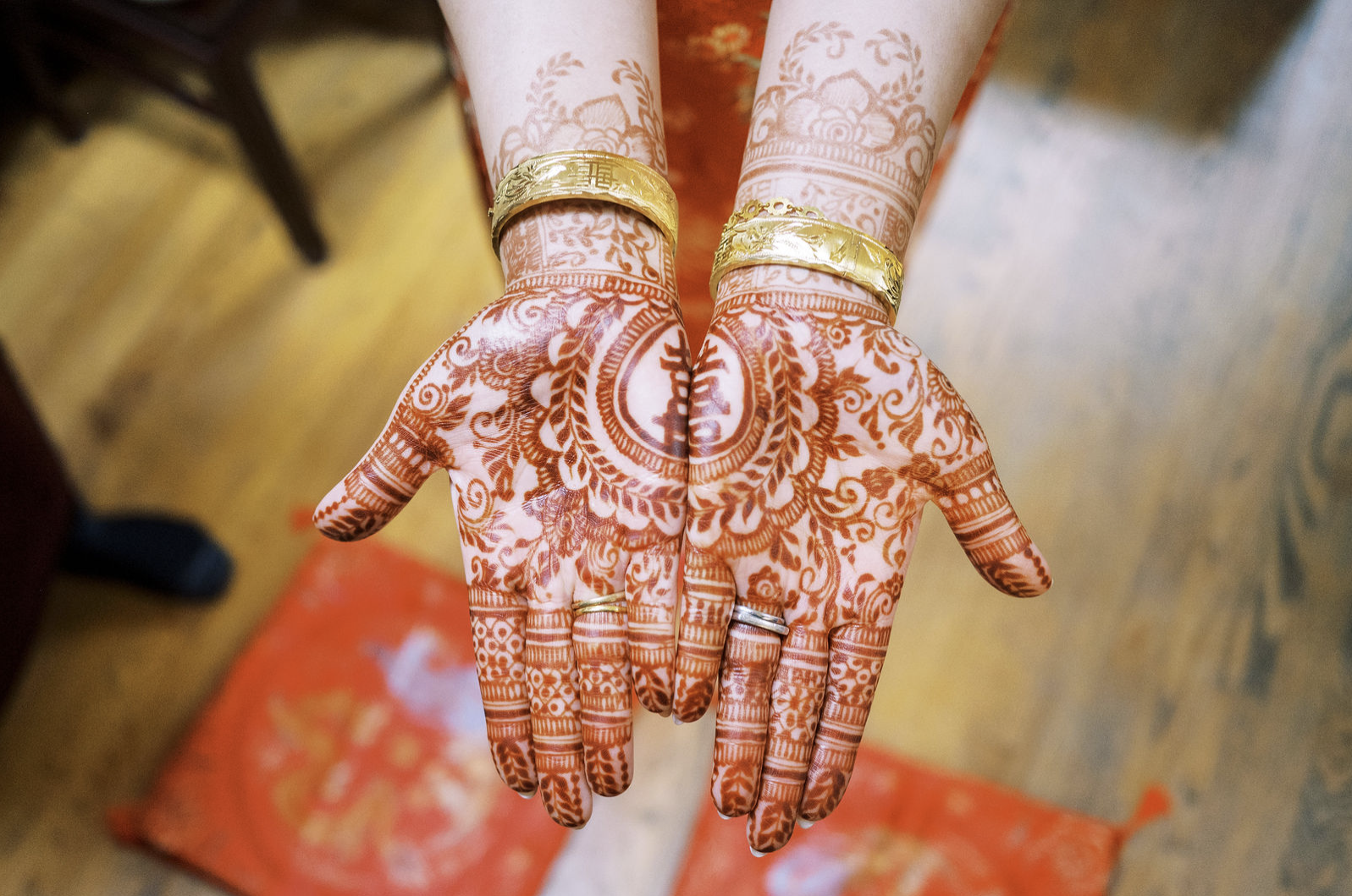 Double happiness henna drawing for wedding ceremony that combine Chinese and Indian culture for a great fusion multicultural wedding