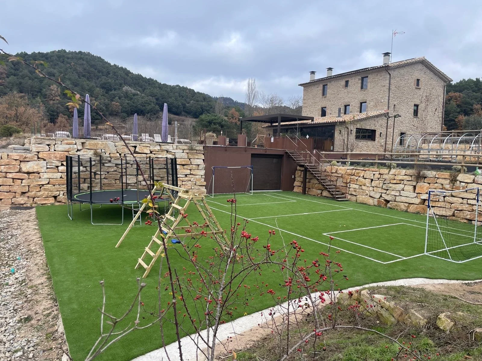 Pista de Fútbol - Cama Elástica - Columpios