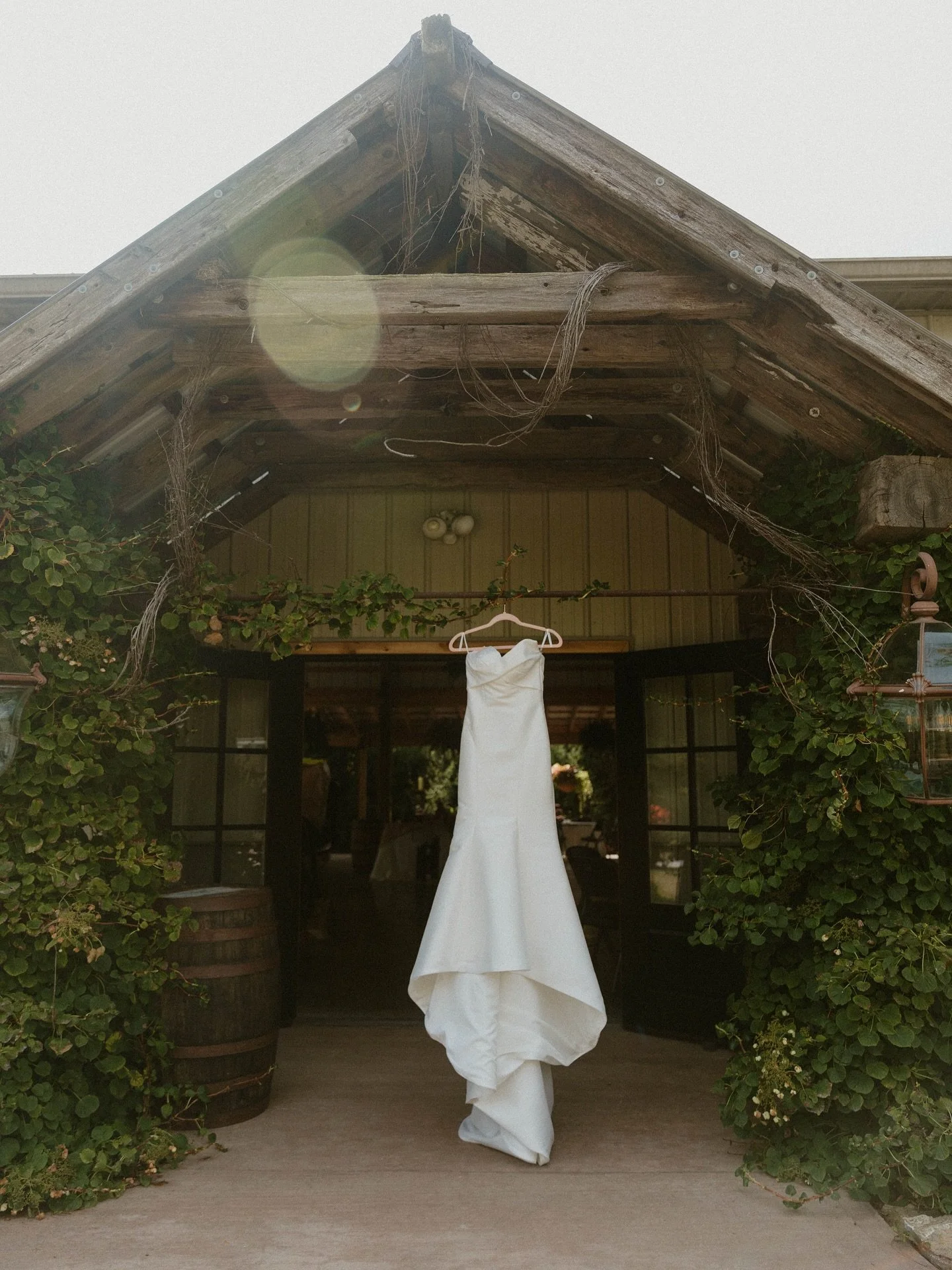 A moment for the dress &amp; then of course the gal in it ✨